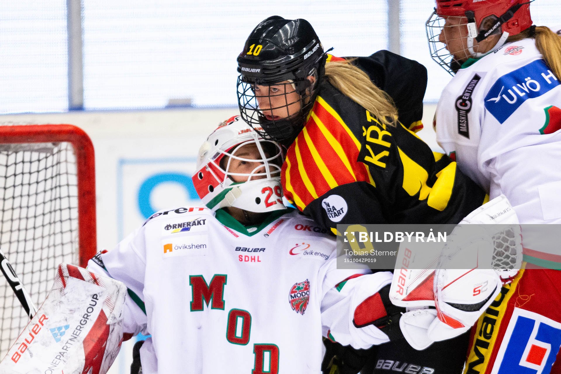Modos målvakt Klara Peslarova och Brynäs Denisa Krizova