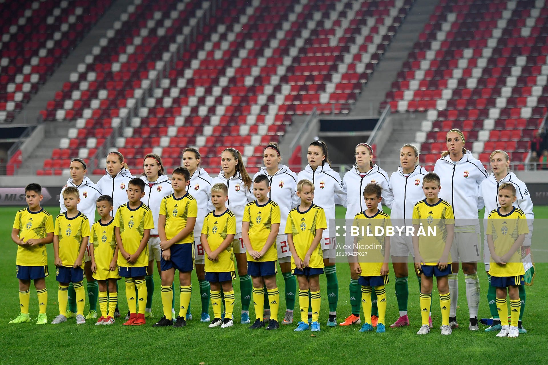 First eleven of Hungary sing the anthem