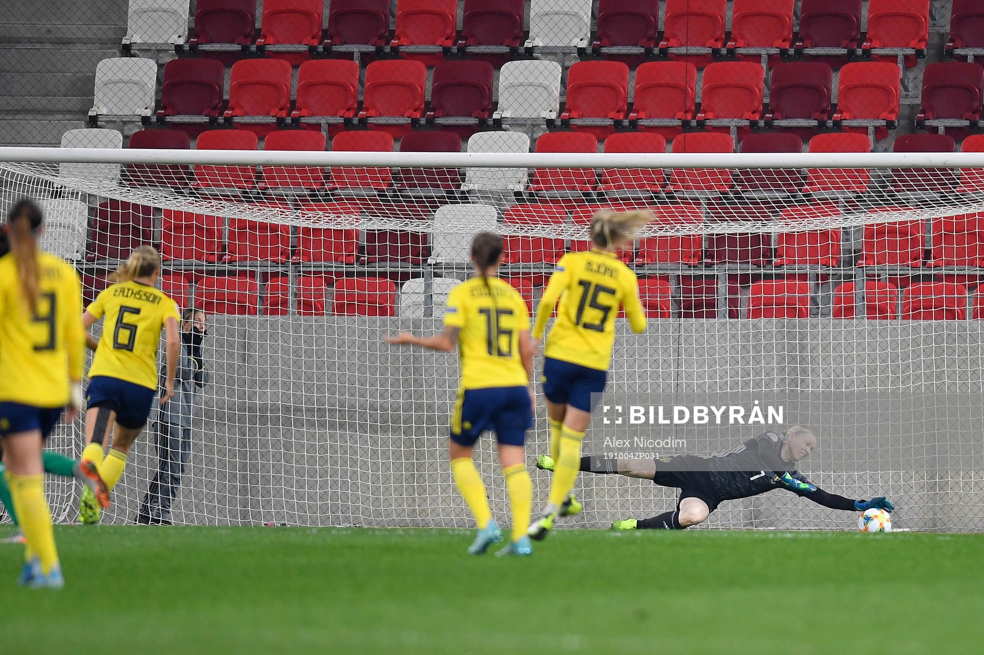 Hedvig Lindahl of Sweden