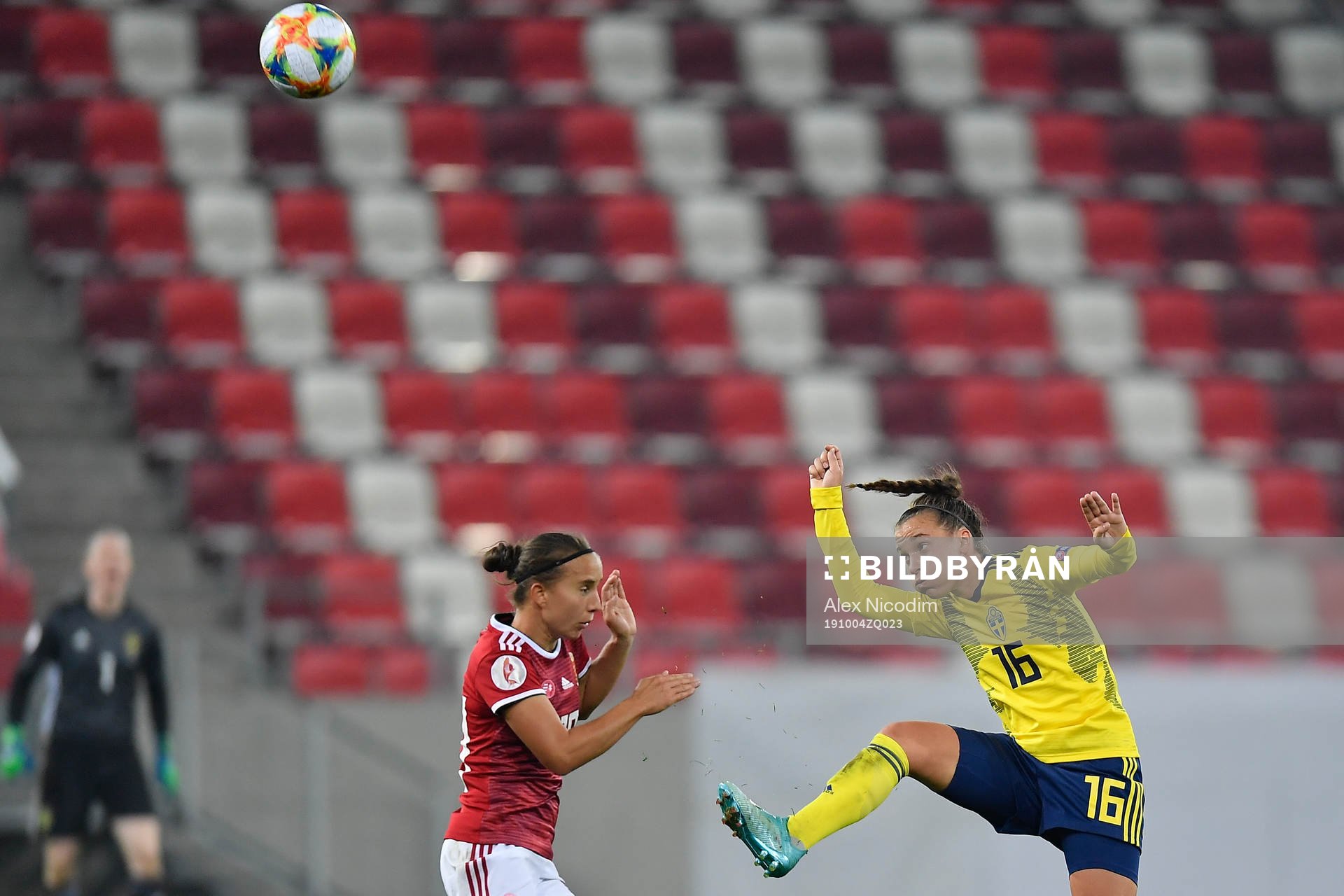 Julia Zigiotti Olme of Sweden vies against Fanni Vago of