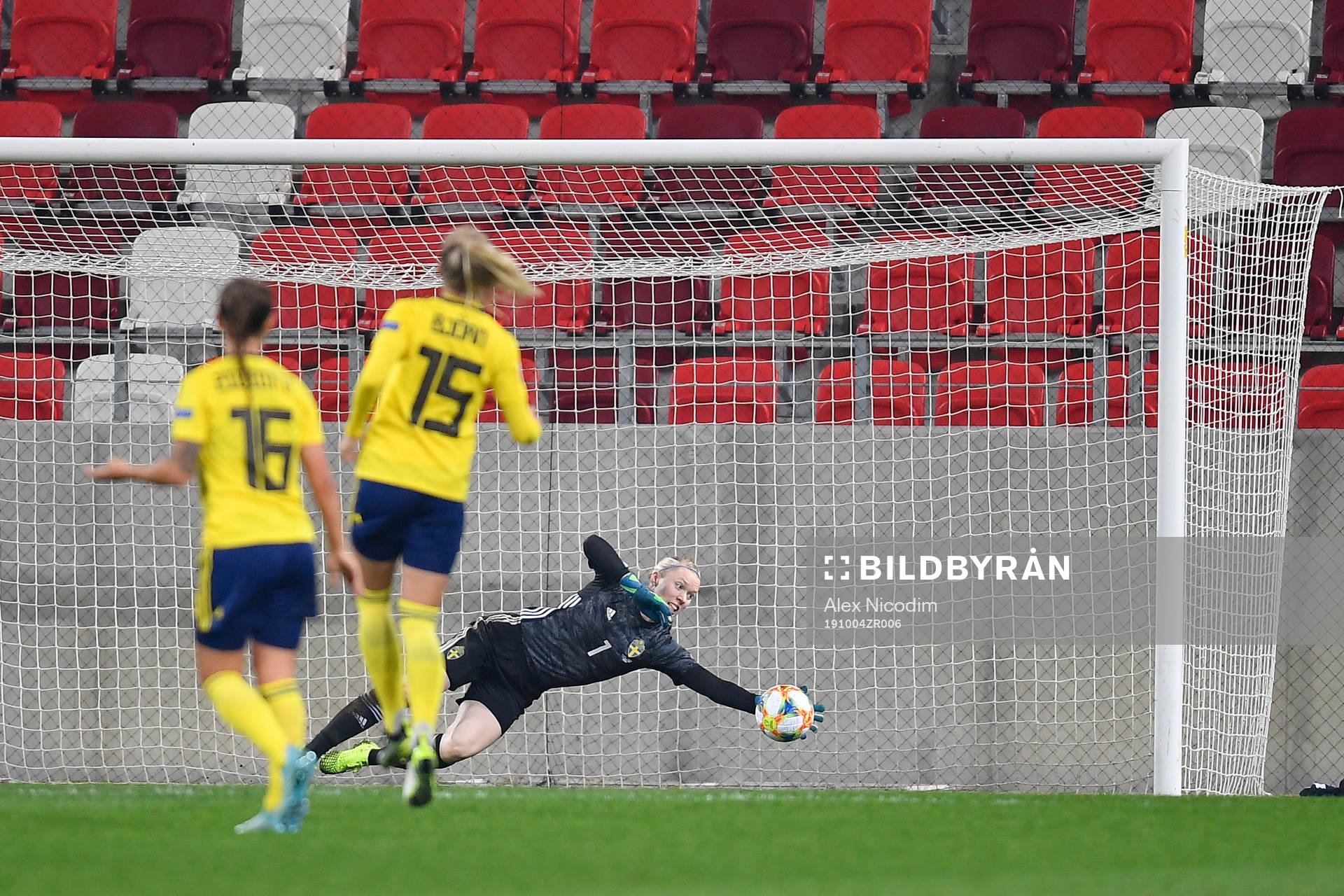 Hedvig Lindahl of Sweden