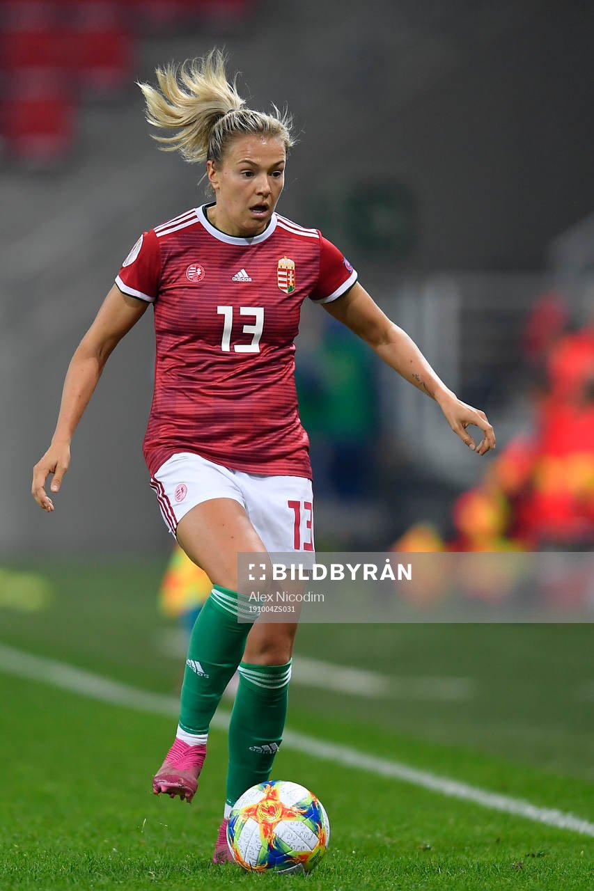 Zsanett Jakabfi of Hungary celebrate