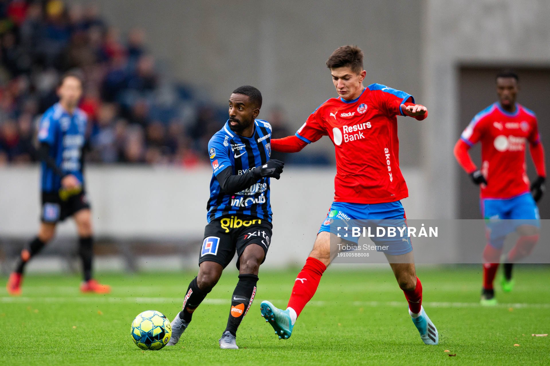 Sirius Mohammed Khalid Saeid i kamp med Helsingborgs Armin Gigovic under fotbollsmatchen i Allsvenskan mellan Sirius och Helsingborg den 5 oktober 2019 i Uppsala.