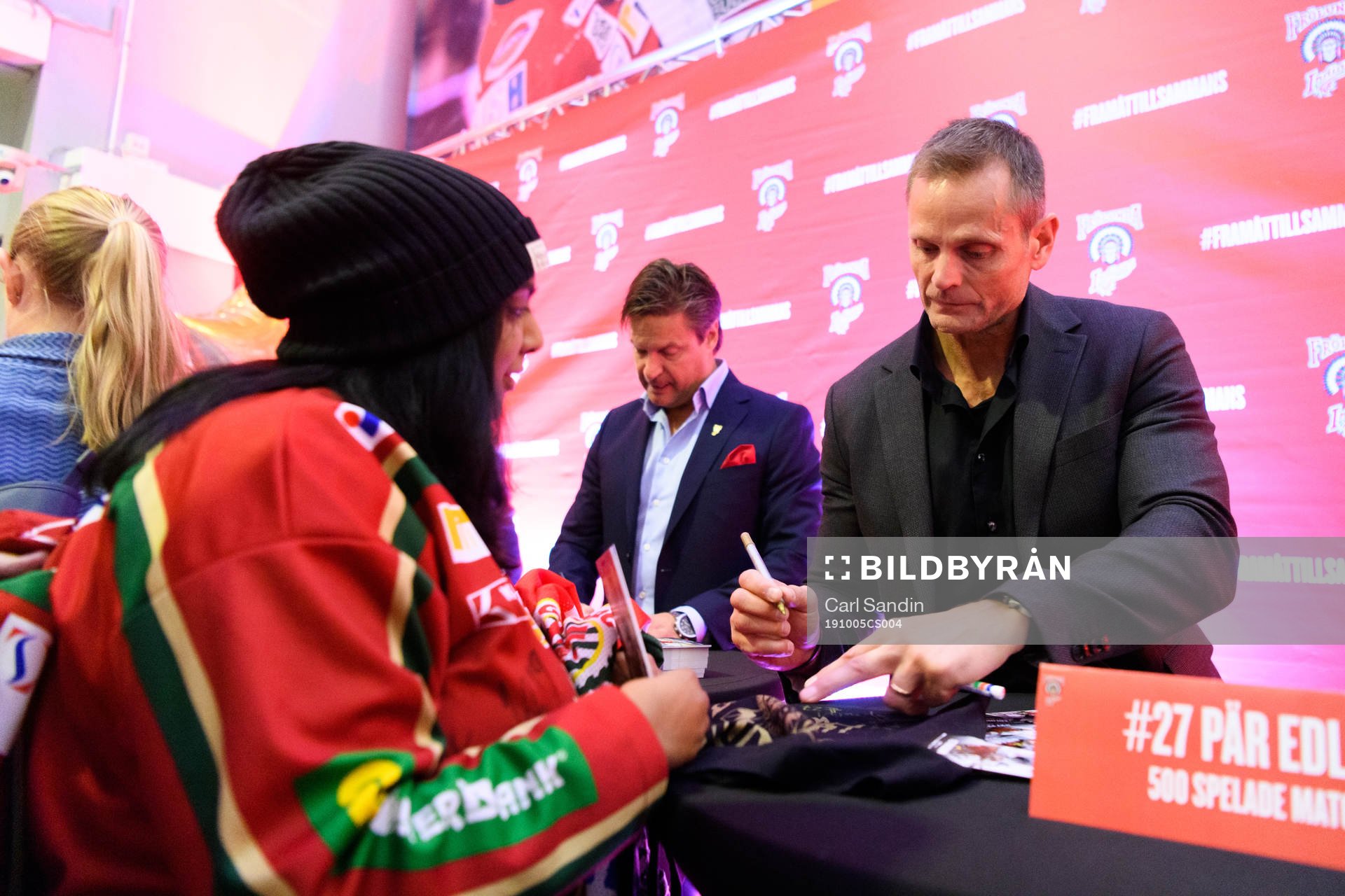 Den f.d. frölundaspelaren Pär Edlund signerar autografer
