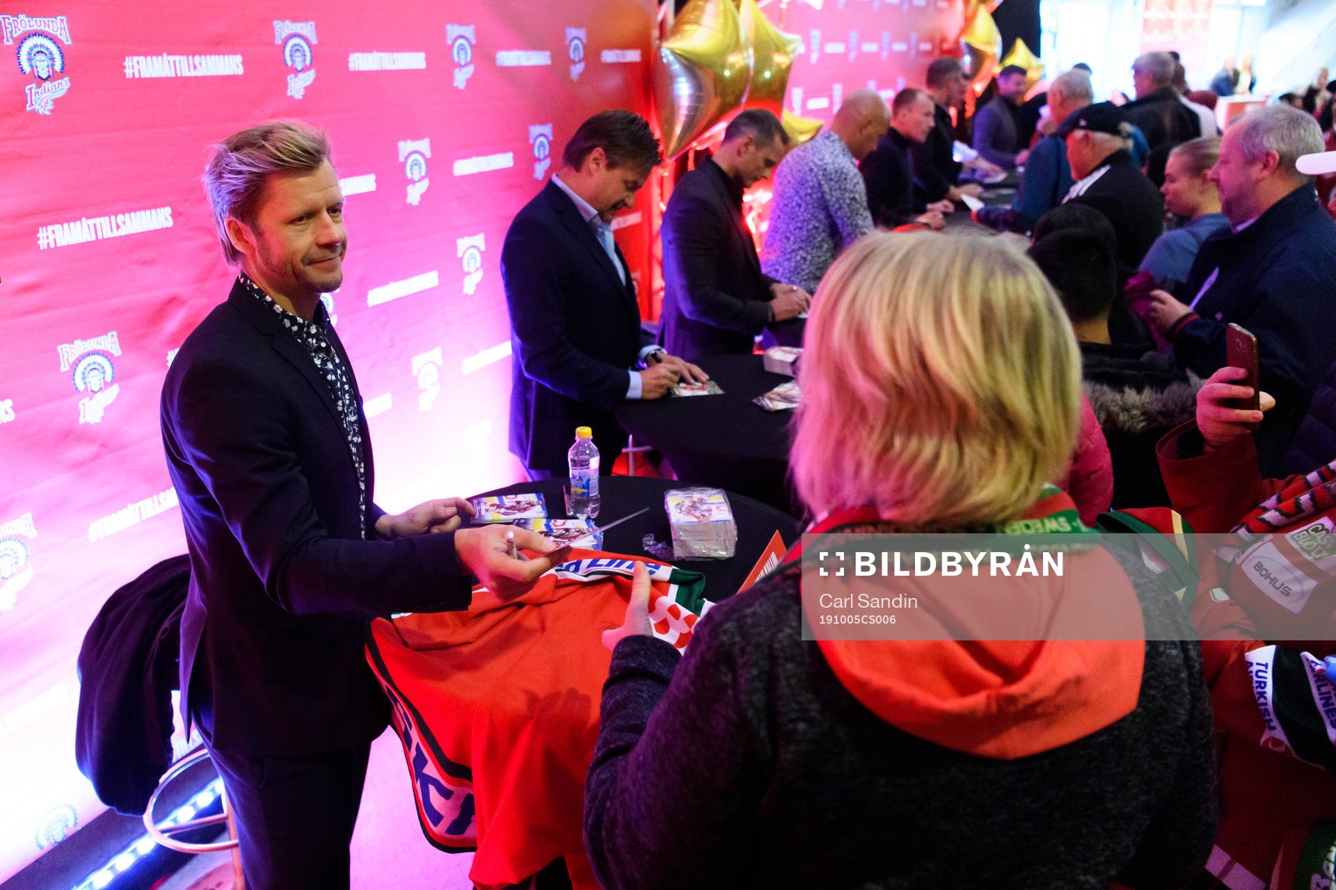 Den f.d. frölundaspelaren Tomi Kallio signerar autografer