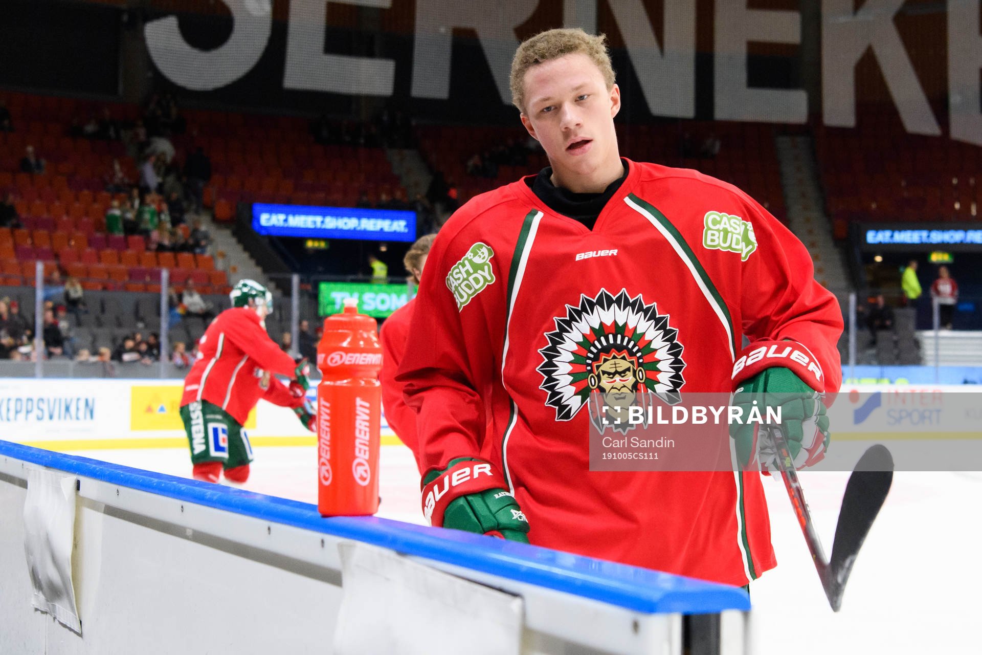 Frölundas Lucas Raymond innan ishockeymatchen i SHL mellan