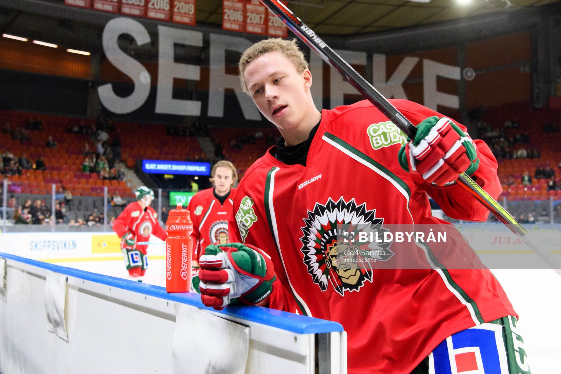 Frölundas Lucas Raymond innan ishockeymatchen i SHL mellan