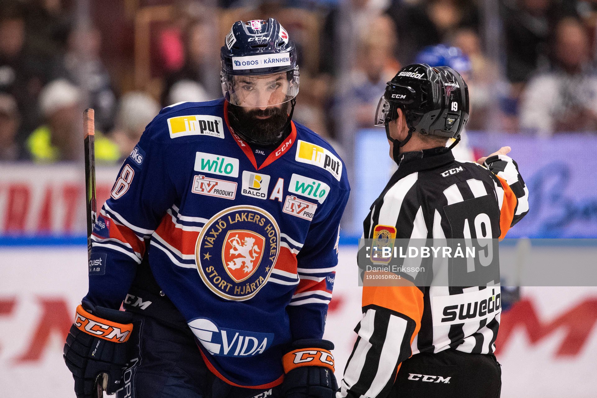 Växjös Daniel Rahimi och domare Patrik Sjöberg