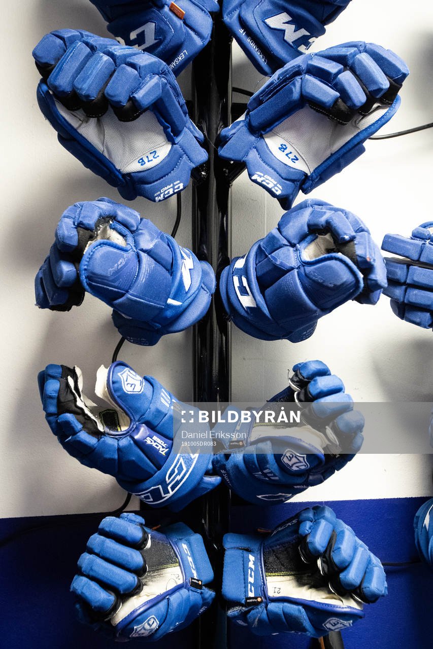 Handskar innan ishockeymatchen i SHL mellan Leksand och