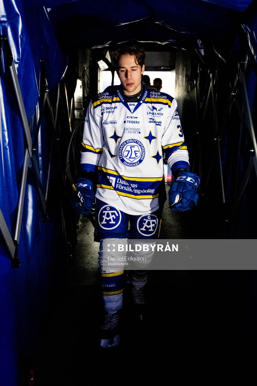 Leksands August Berg  innan ishockeymatchen i SHL mellan