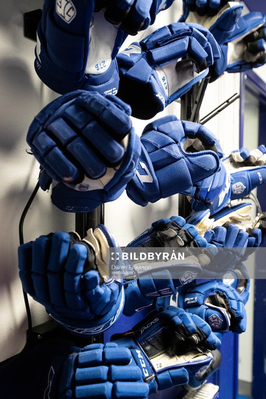 Handskar innan ishockeymatchen i SHL mellan Leksand och
