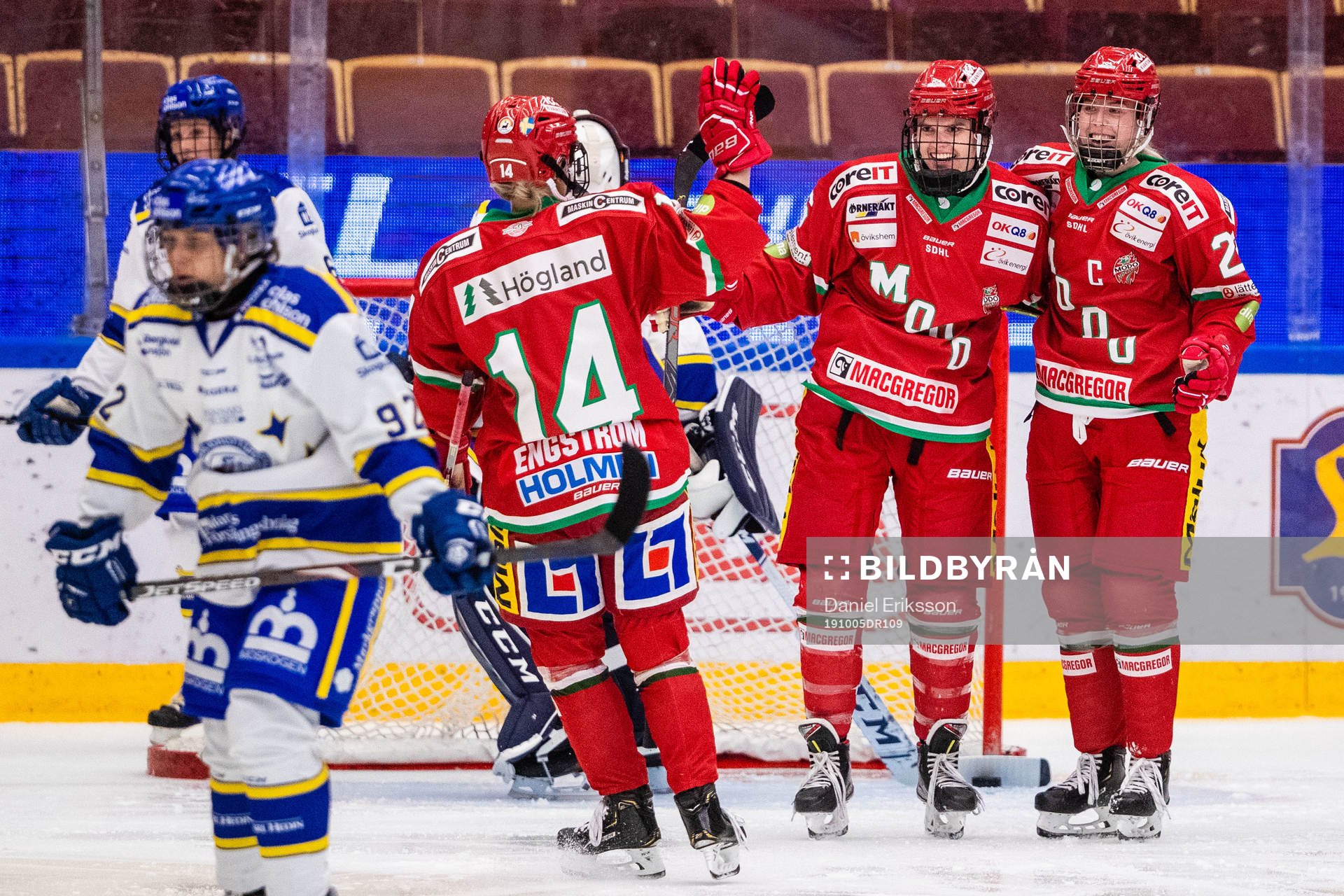 Modos Gracen Hirschy jublar med Olivia Carlsson