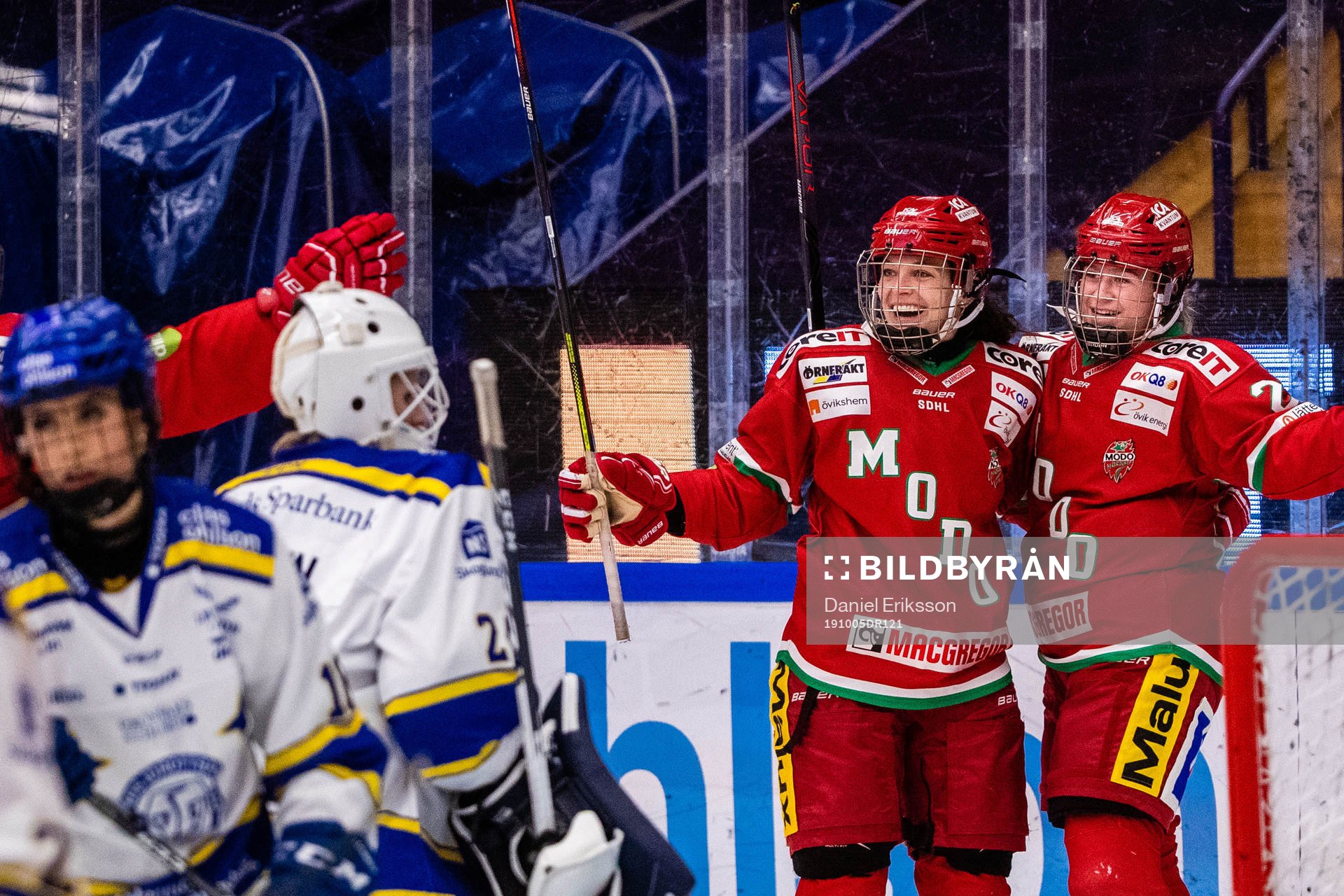 Modos Maja Grundström jublar med lagkamrater
