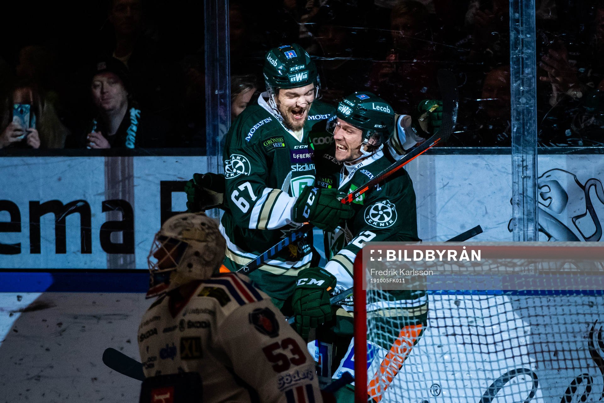 Färjestads Jamo Kärki och Jesper Olofsson jublar
