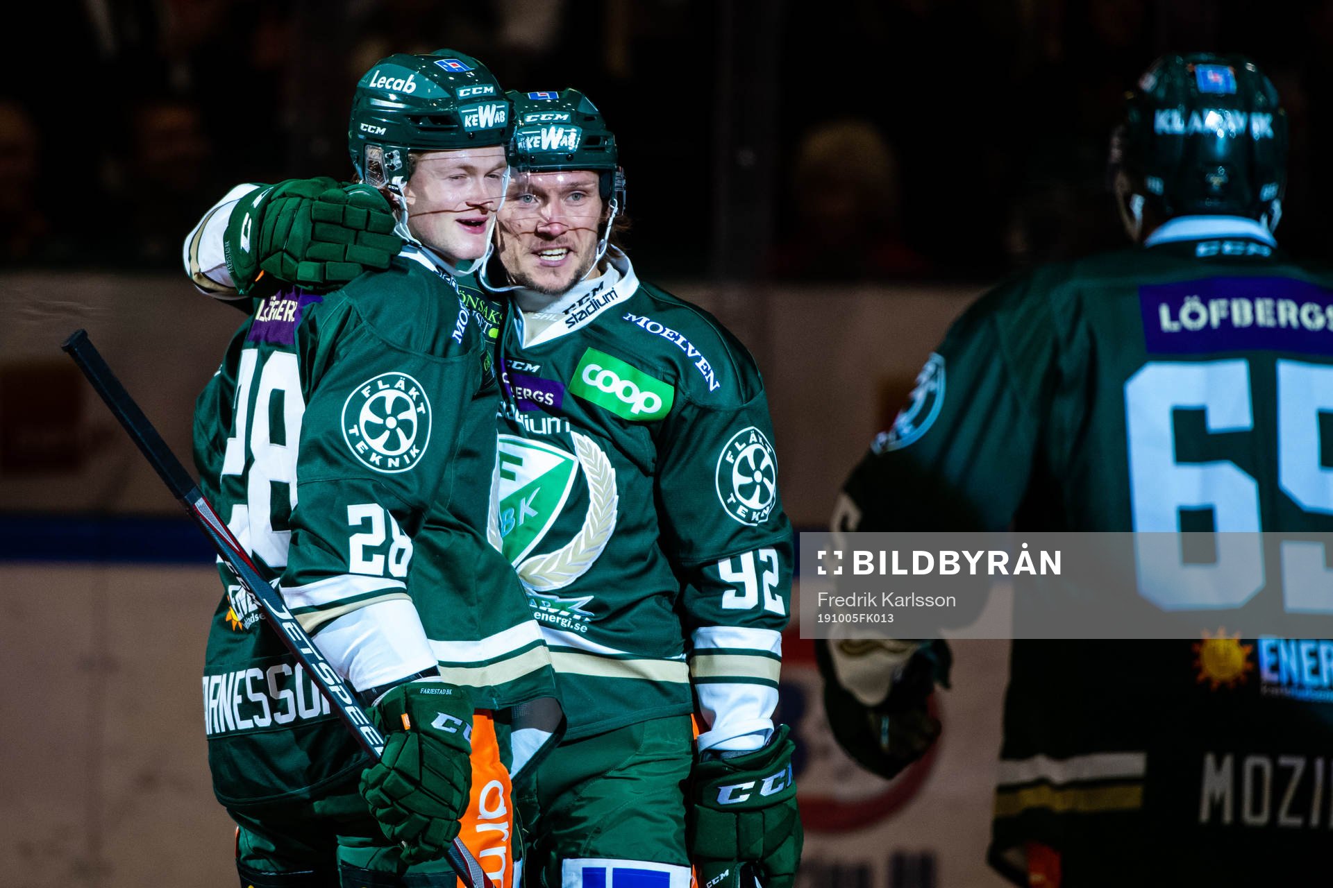 Färjestads Linus Arnesson och Jesper Olofsson jublar