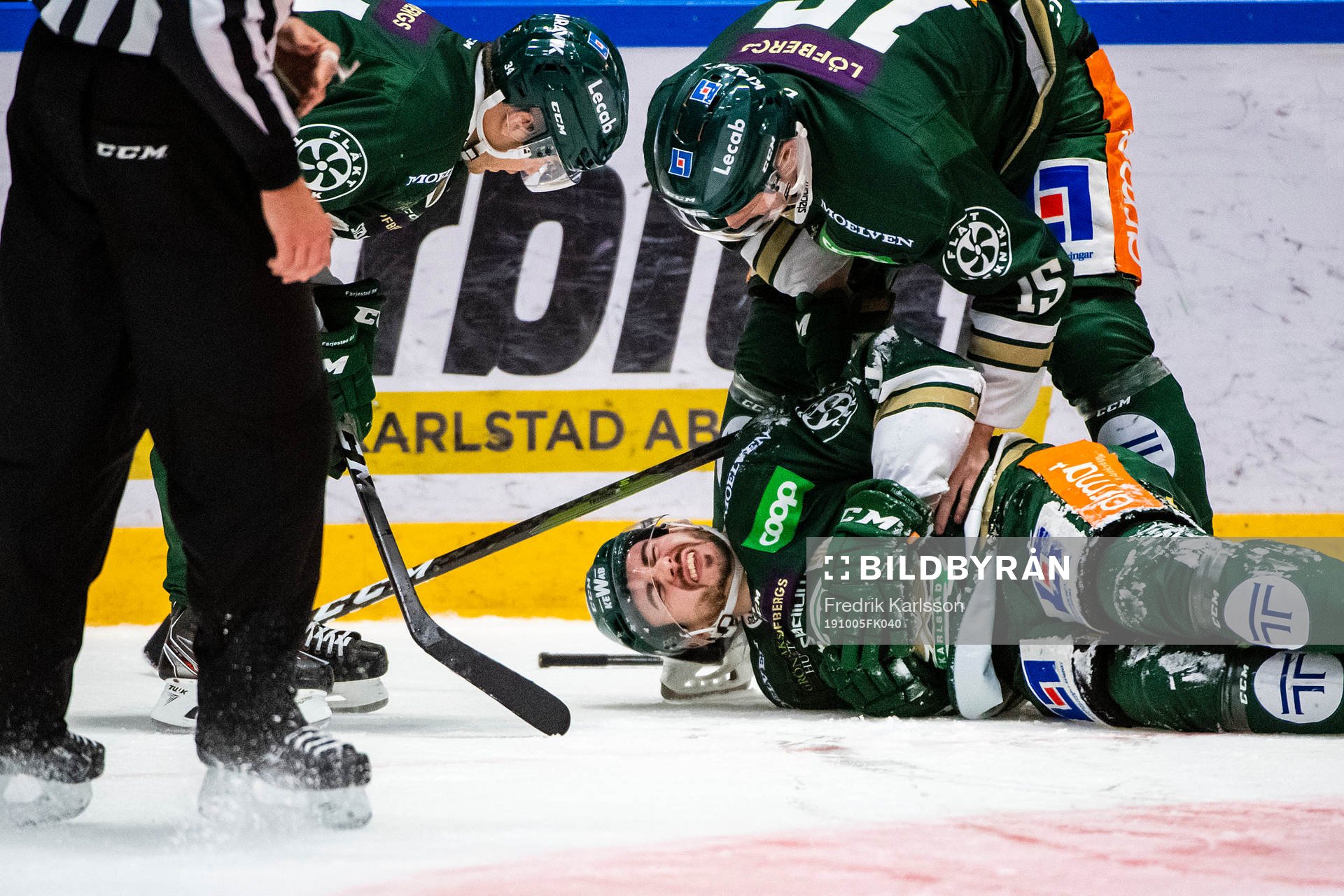 Färjestads Jens Westin blir liggandes på isen