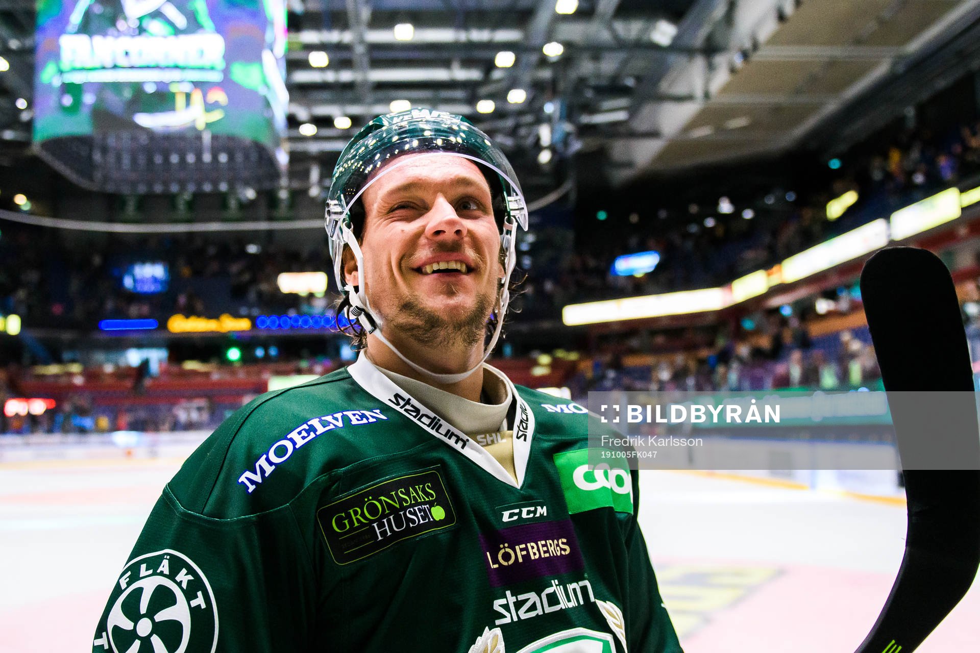 Färjestads Jesper Olofsson jublar och tackar publiken
