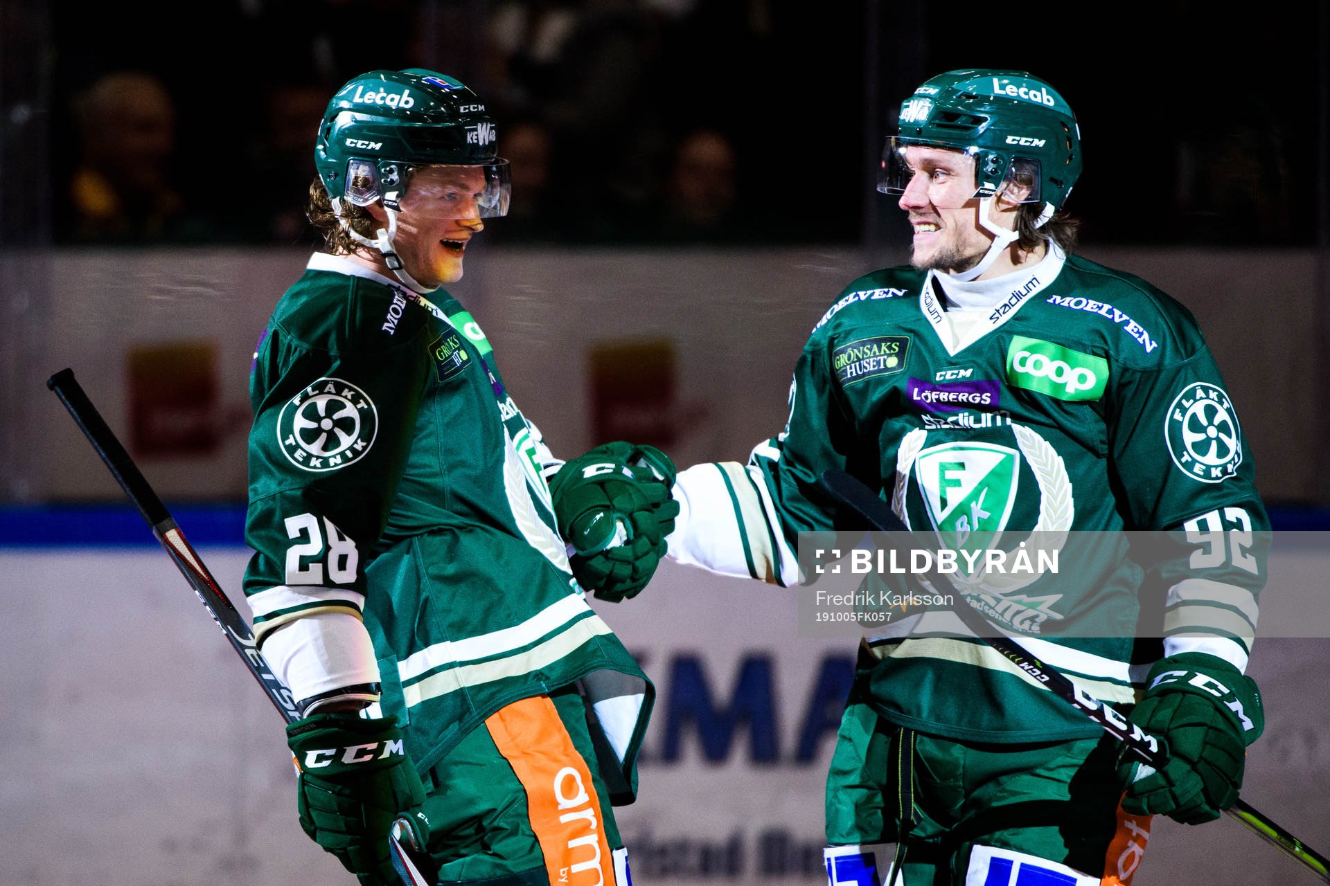 Färjestads Linus Arnesson och Jesper Olofsson jublar