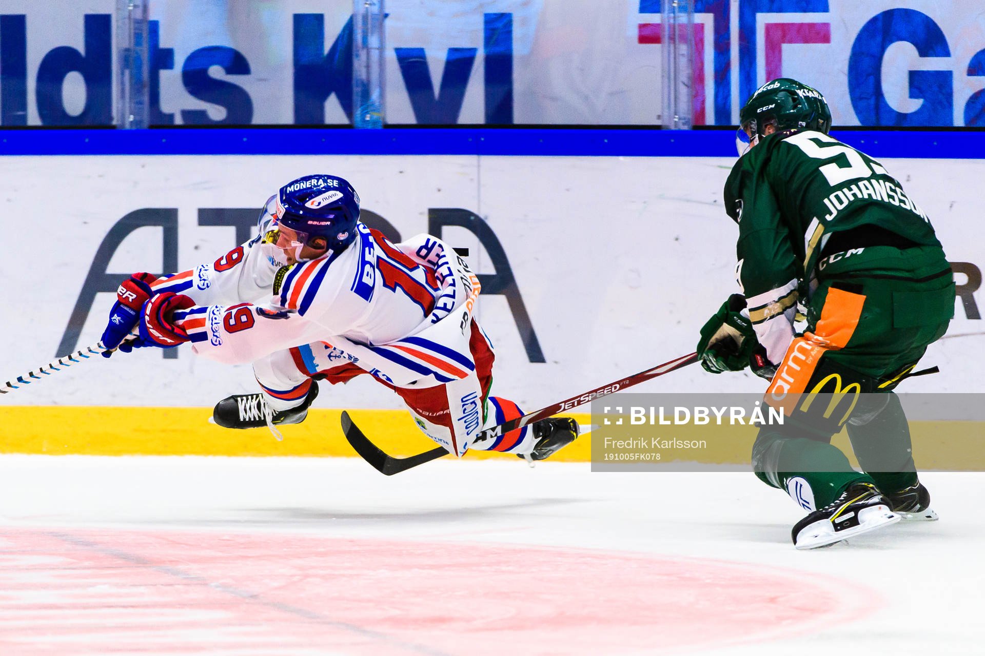 Oskarshamns Tyler Kelleher och Färjestads Linus Johansson