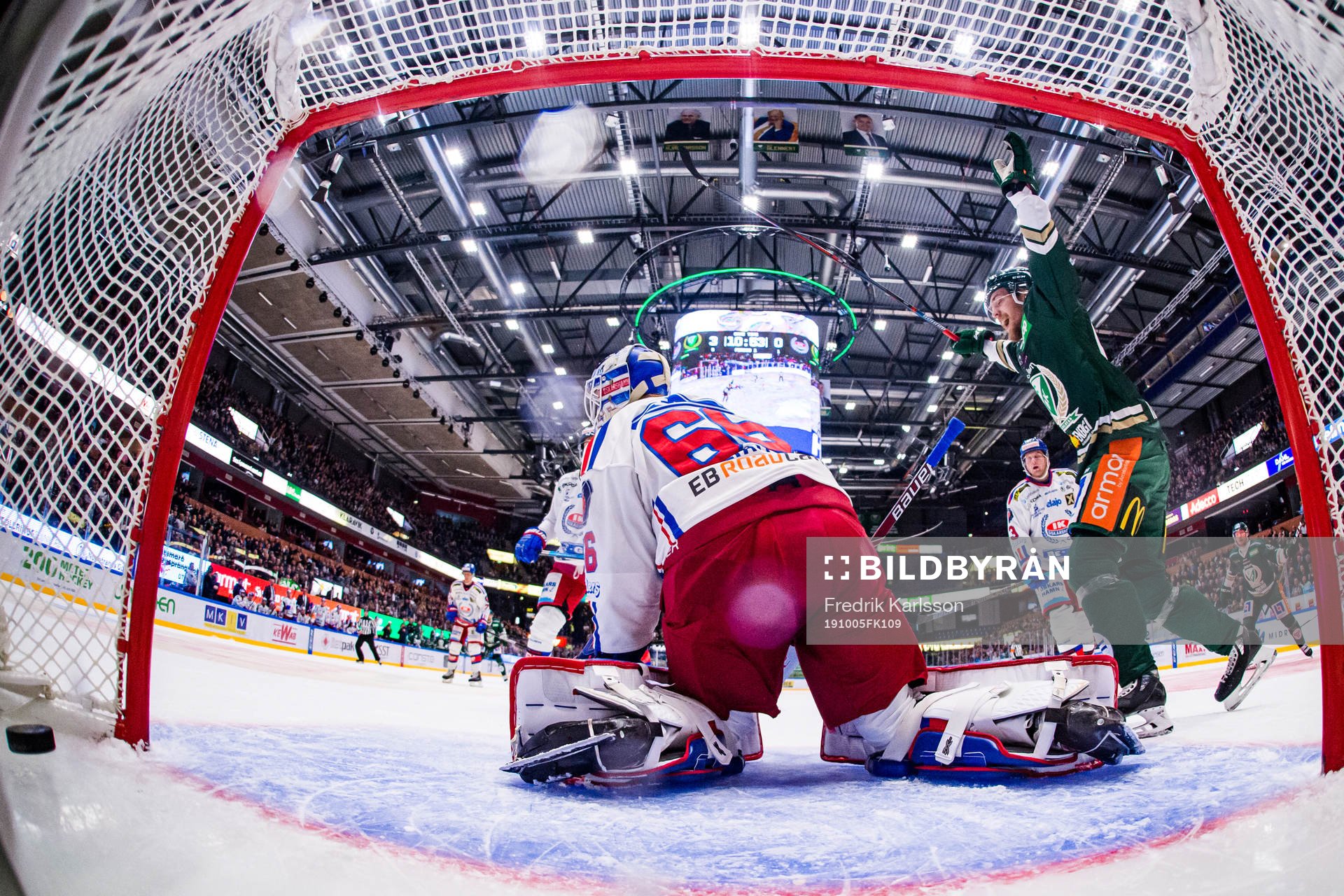 Färjestads Jamo Kärki jublar framför Oskarshamns