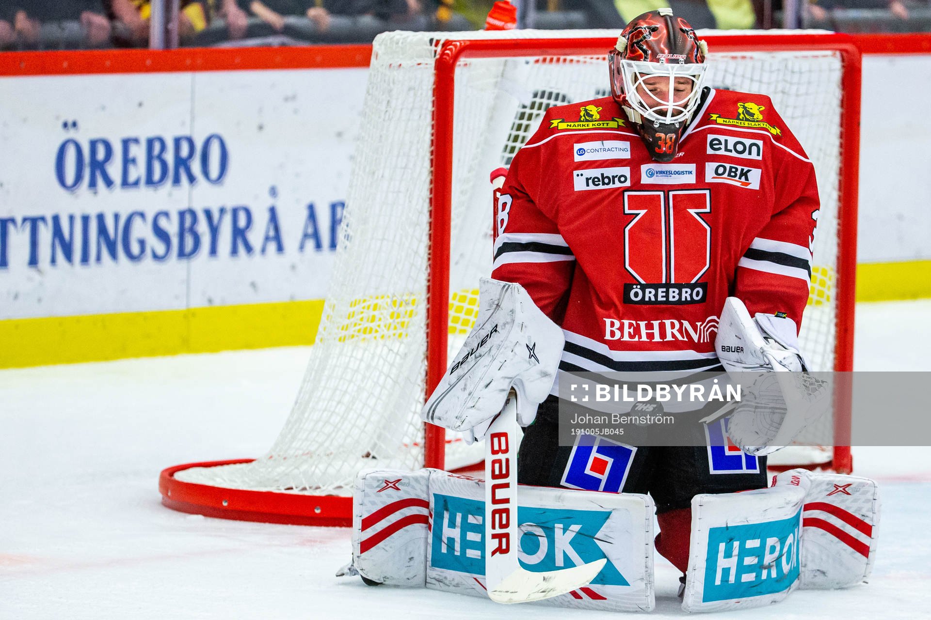 Örebros målvakt Dominik Furch  räddar