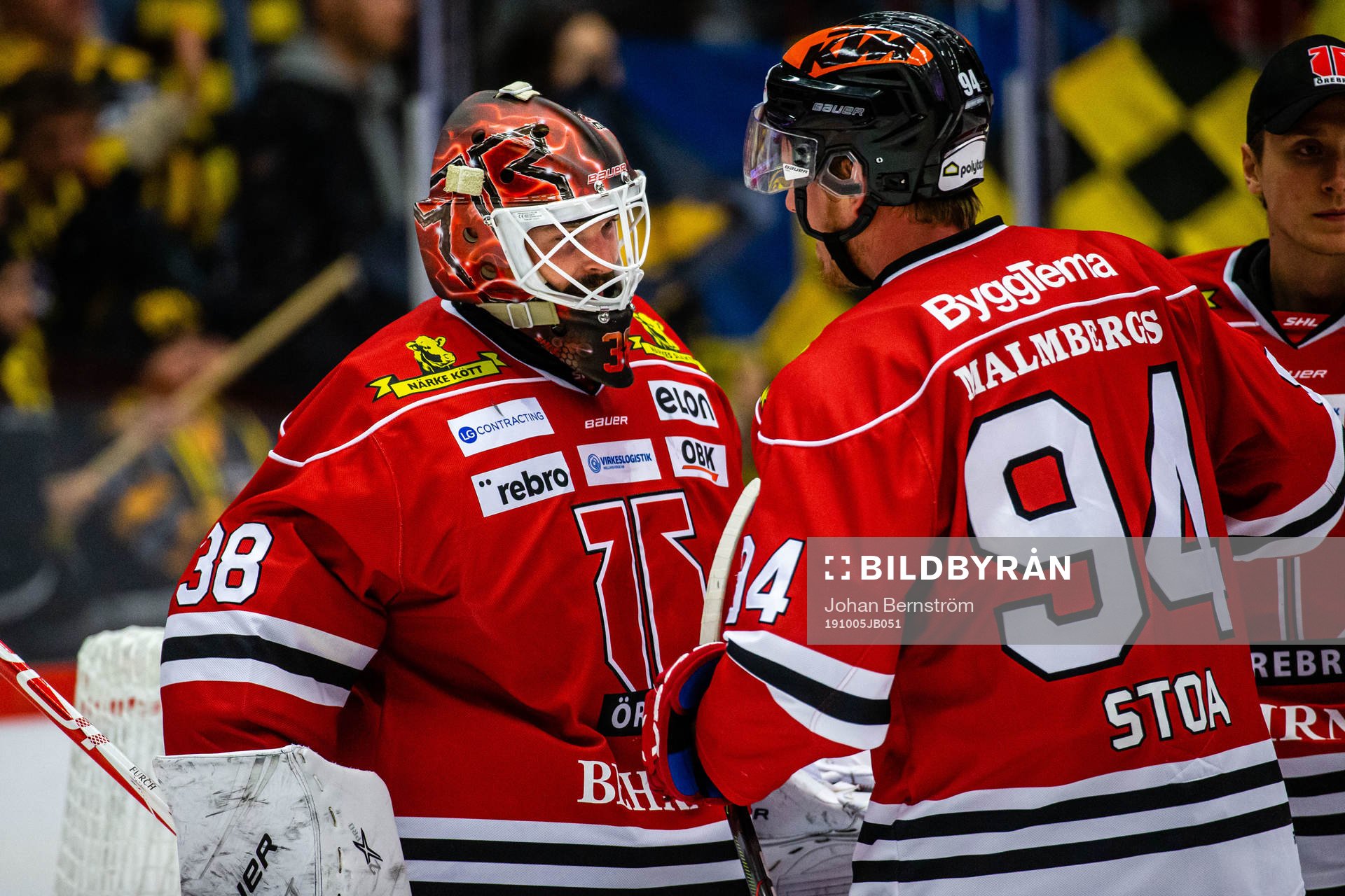 Örebros målvakt Dominik Furch  och Ryan Stoa jublar