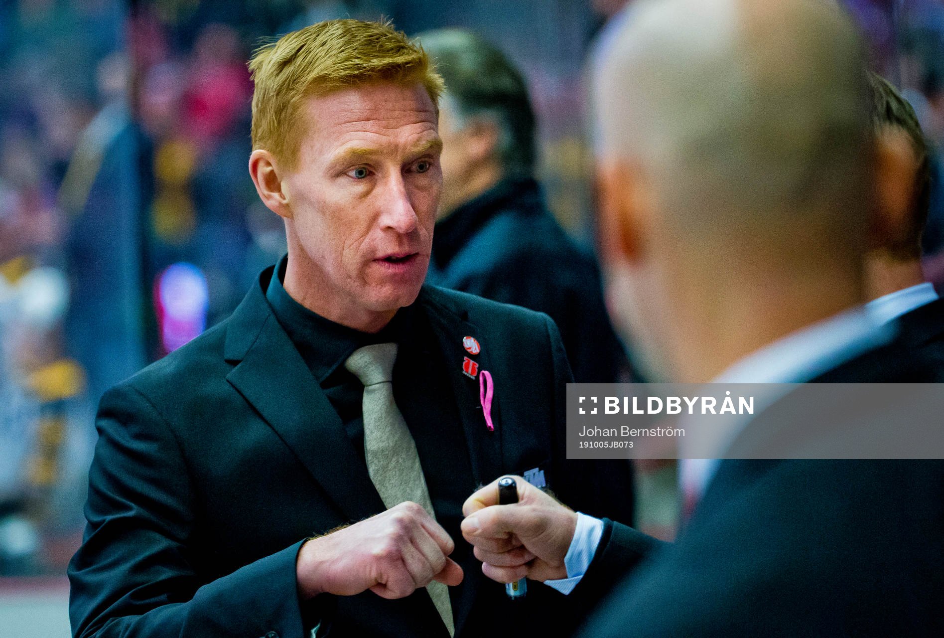 Örebros assisterande tränare Jörgen Jönsson jublar med