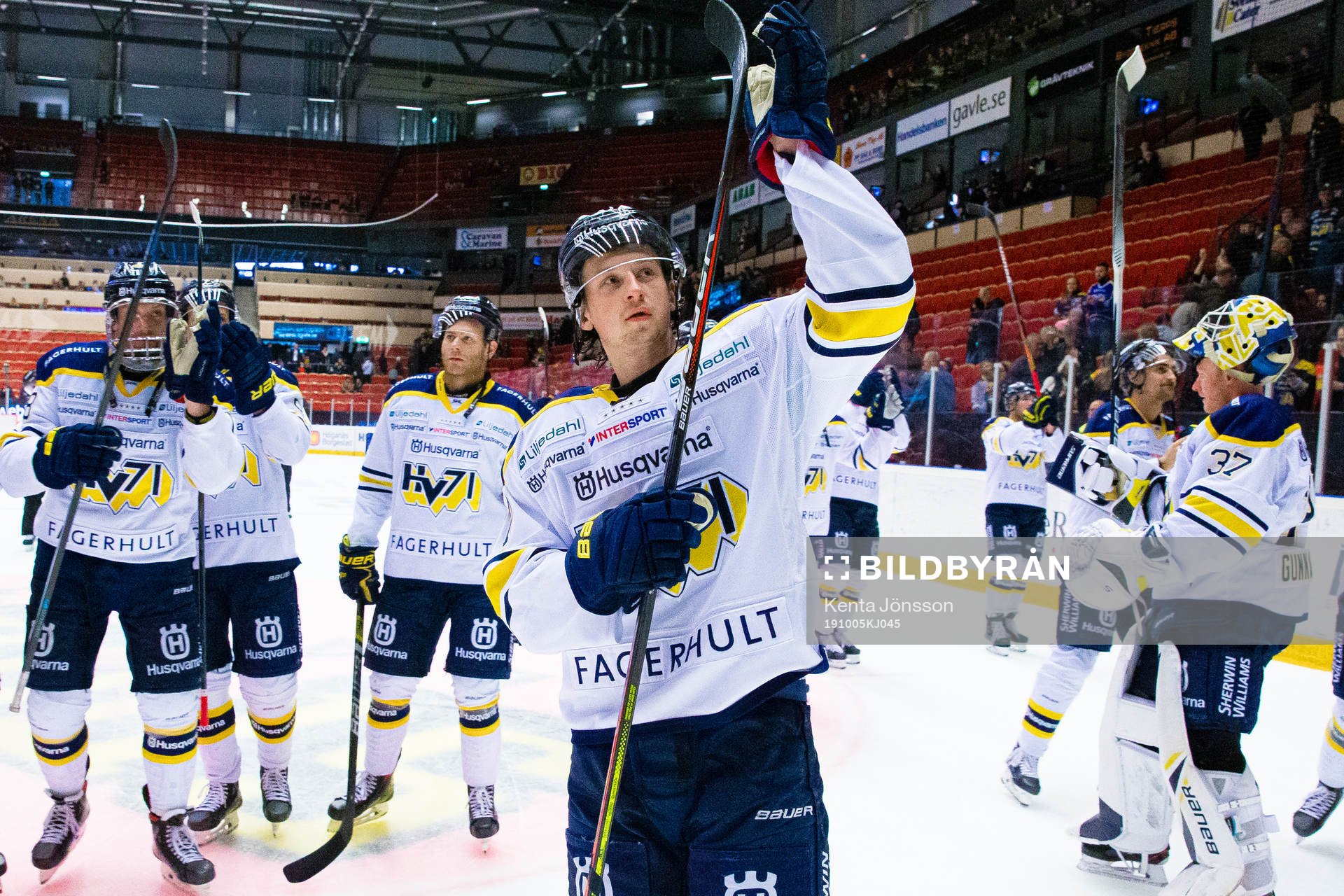 s Christoffer Törngren  jublar med lagkamrater