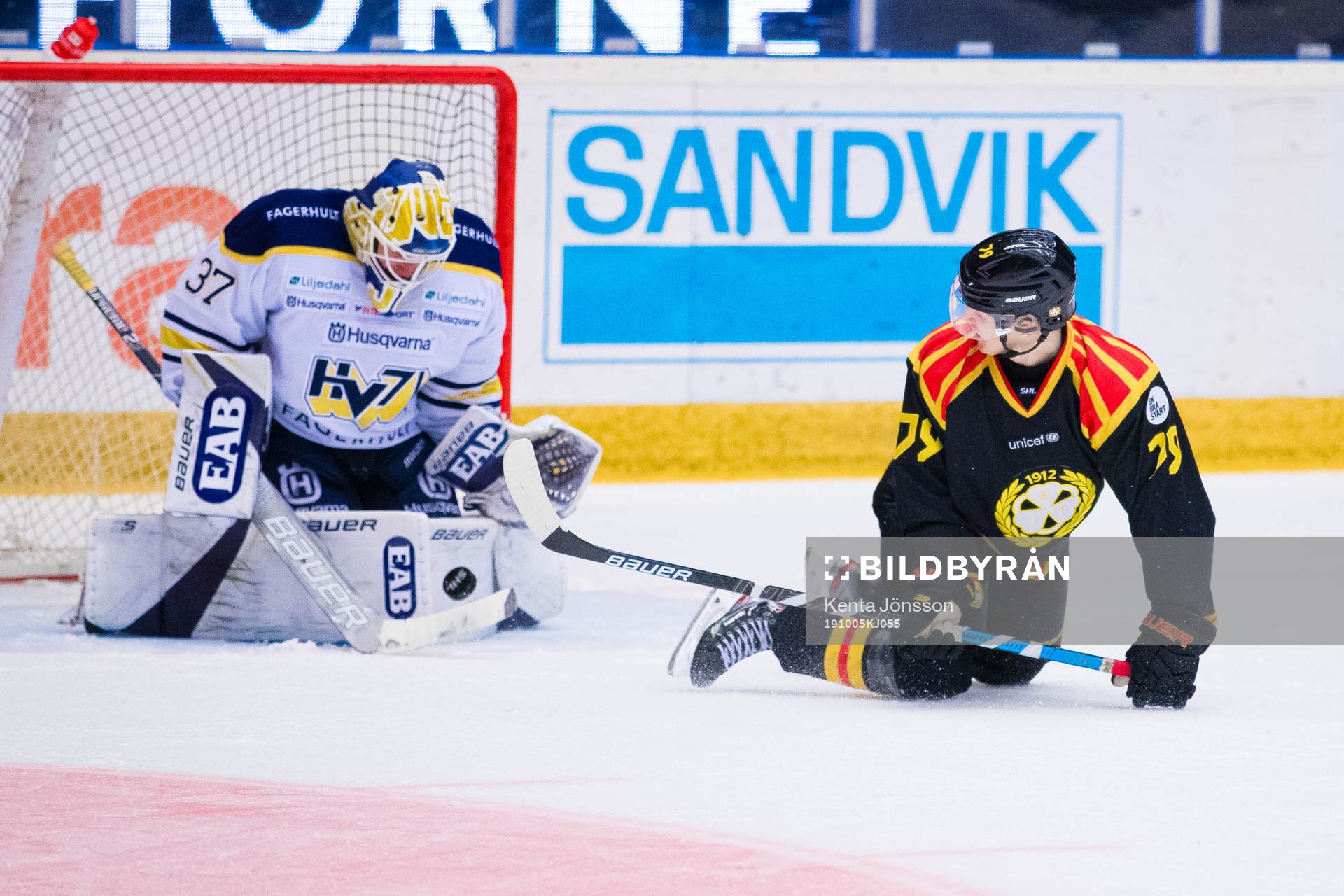 s målvakt Jonas Gunnarsson med en räddning på en