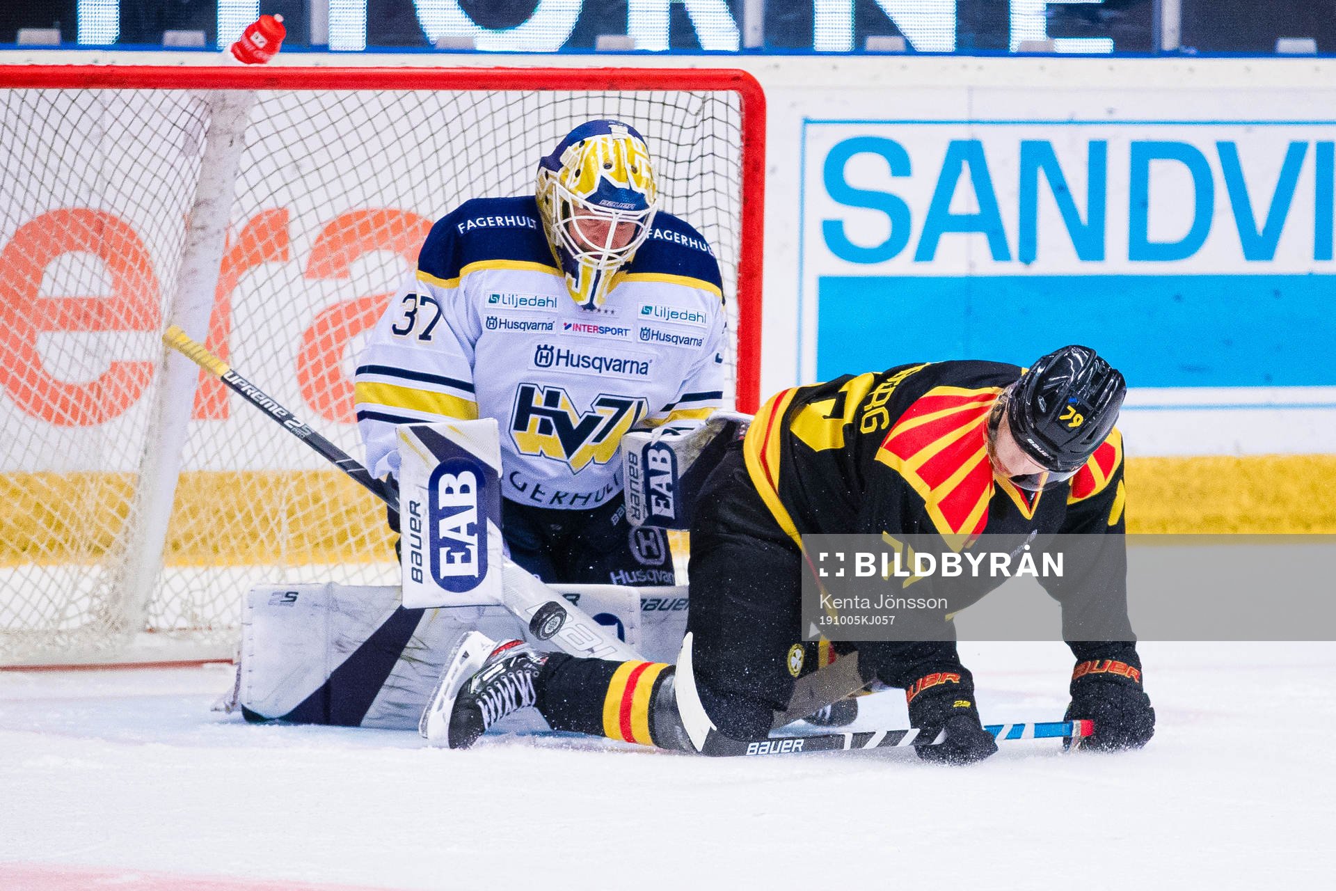 s målvakt Jonas Gunnarsson med en räddning på en