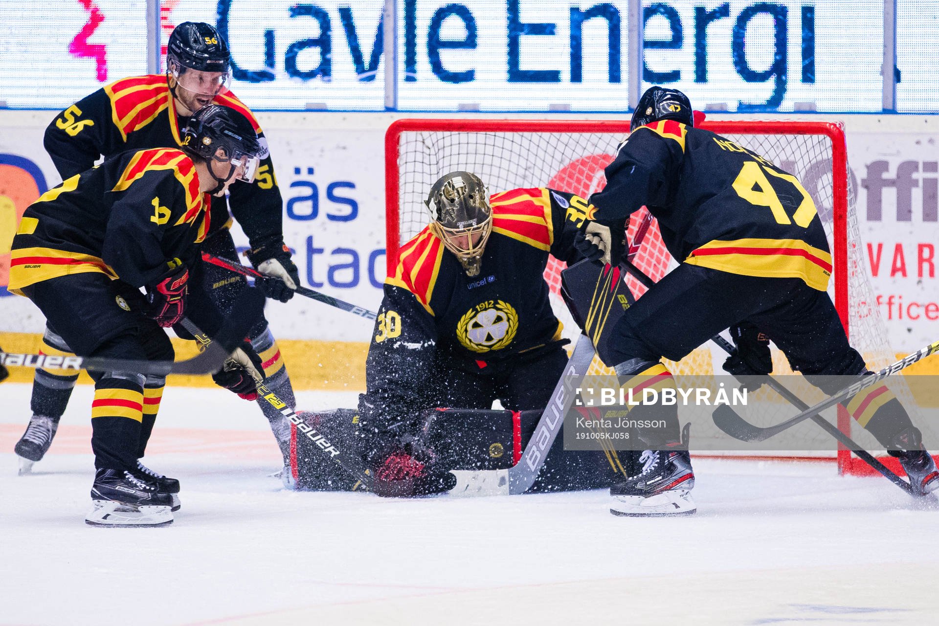 Brynäs målvakt Joacim Eriksson med en räddning