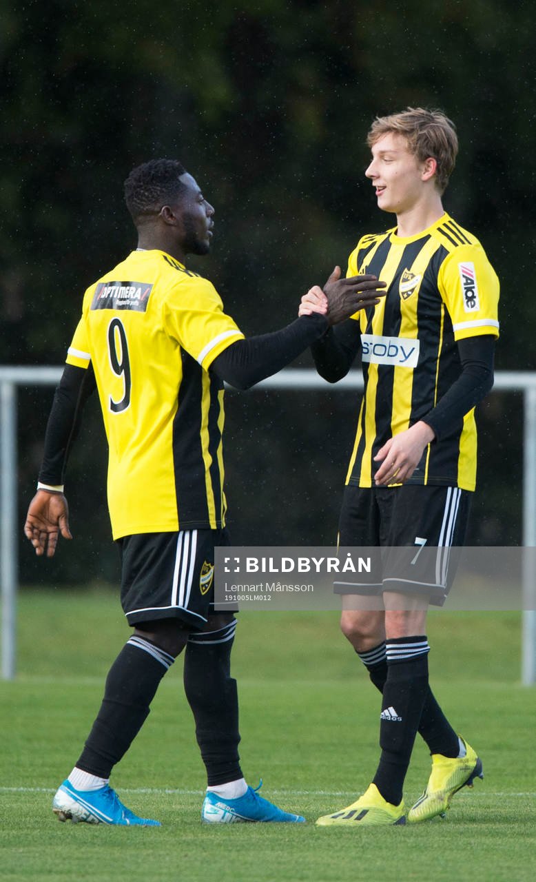 IFK Hässleholms Mike Andrews och Lucas Johnsson i matchen