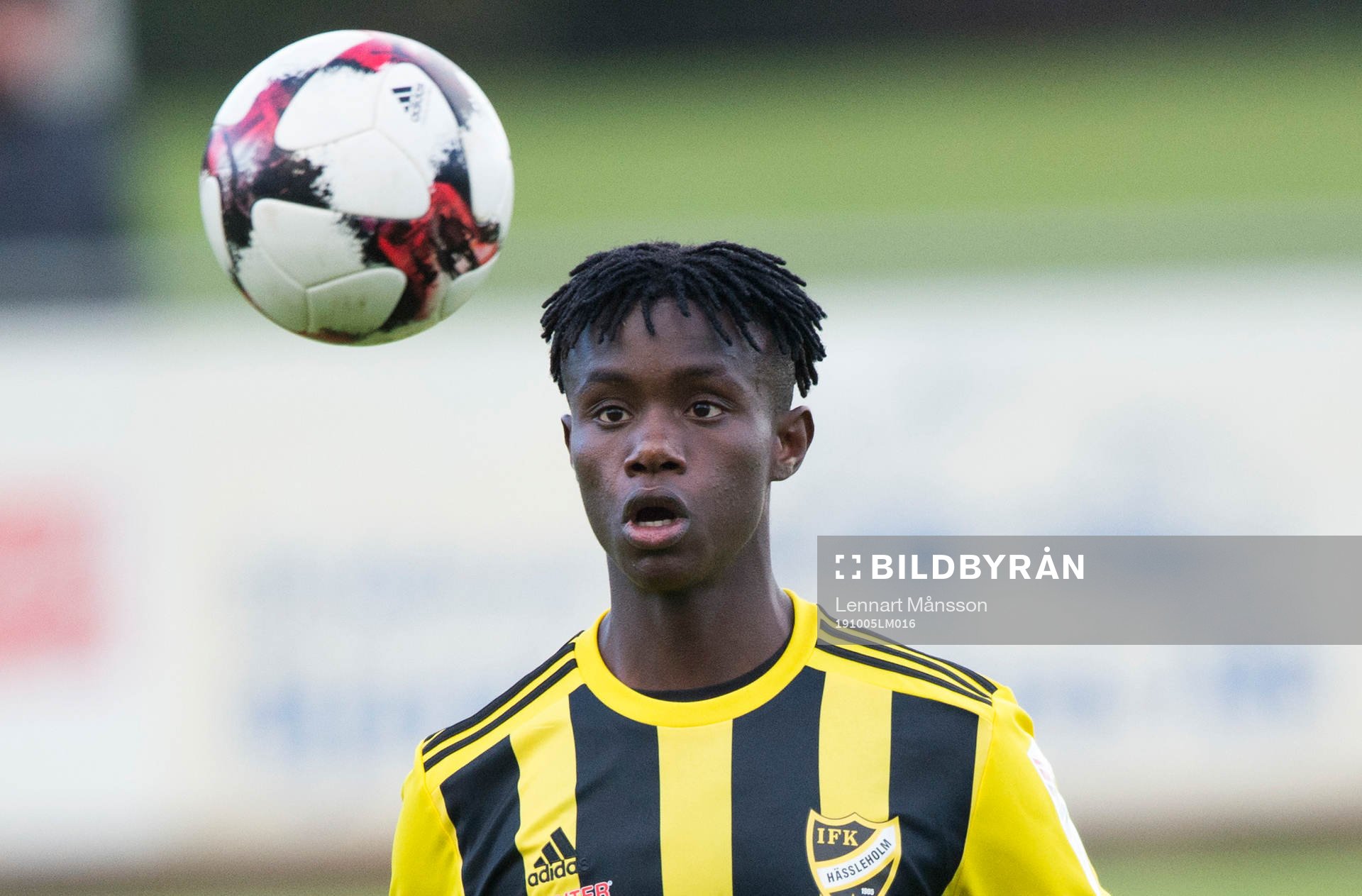 IFK Hässleholms Carl Mujaguzi i matchen i division 2