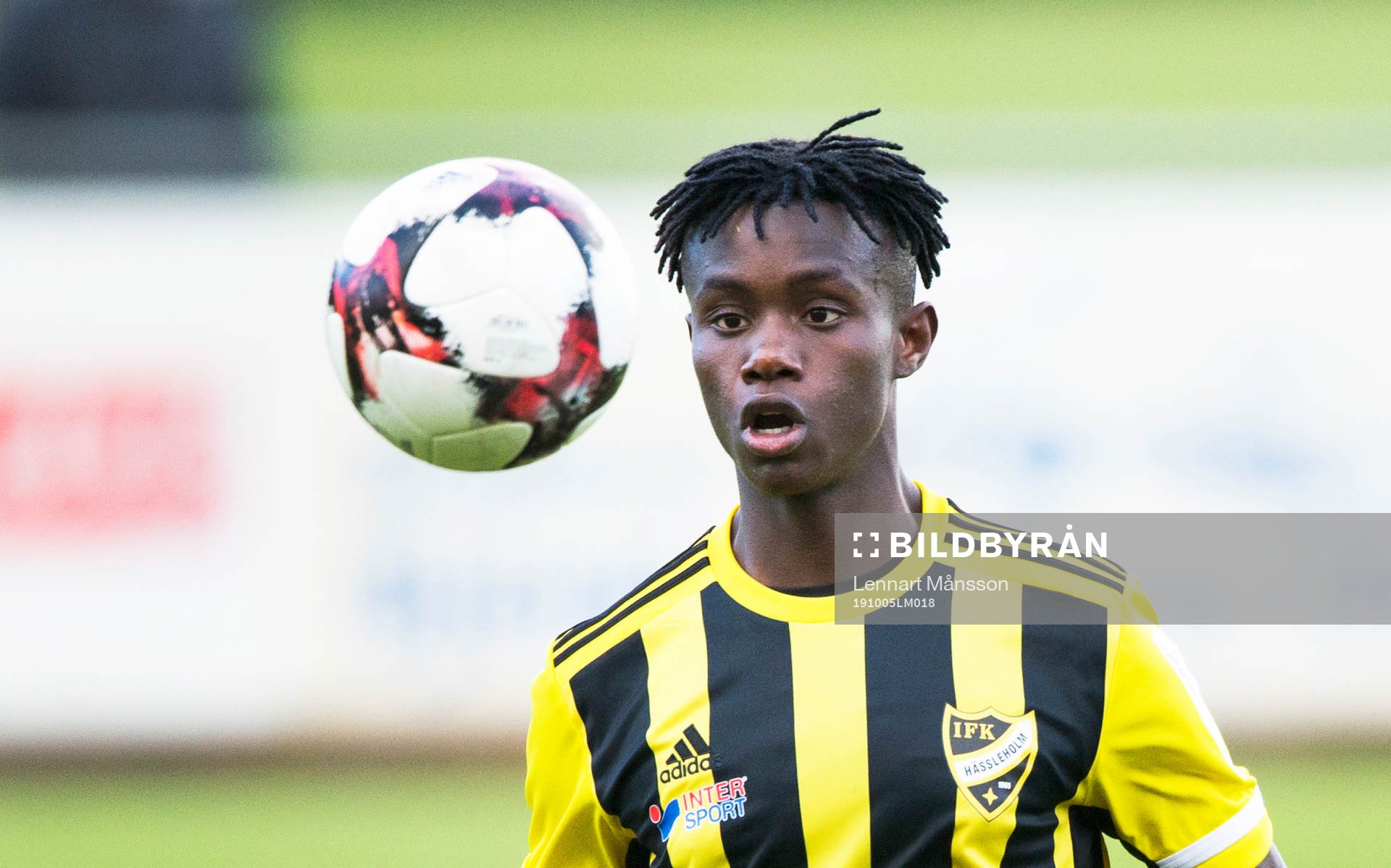 IFK Hässleholms Carl Mujaguzi i matchen i division 2