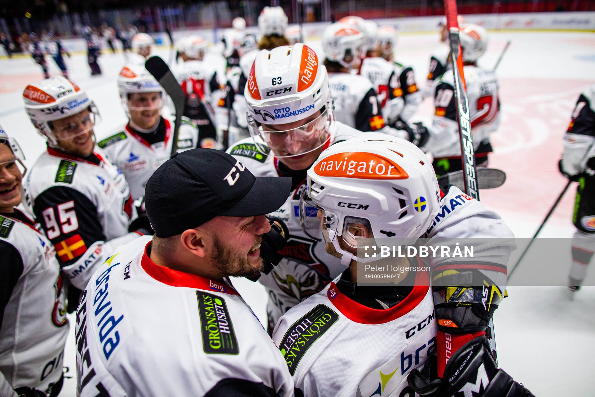 Malmö Redhawks Johan Olofsson jublar med lagkamrater