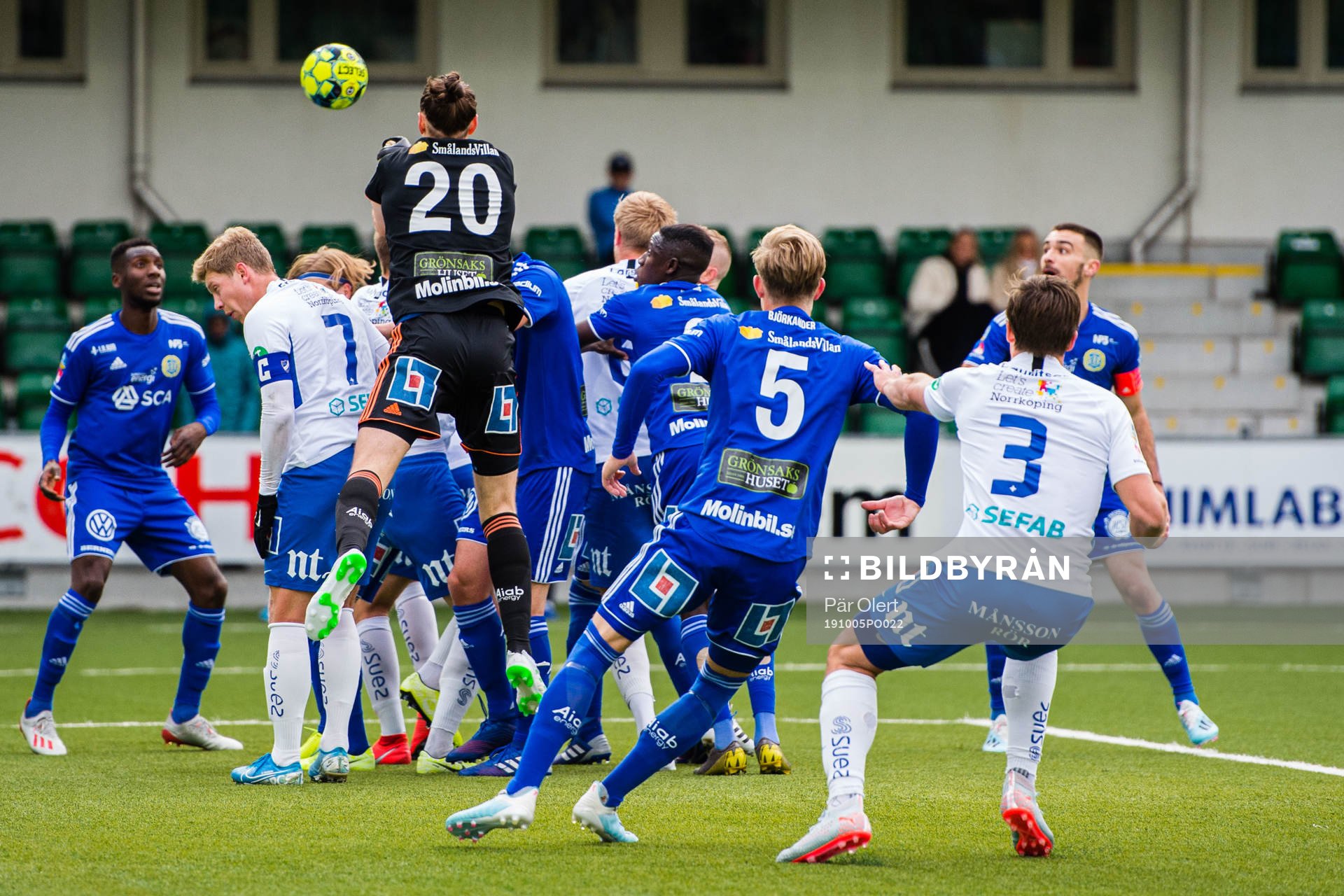 Sundsvalls målvakt David Mitov Nilsson boxar bort en hörna