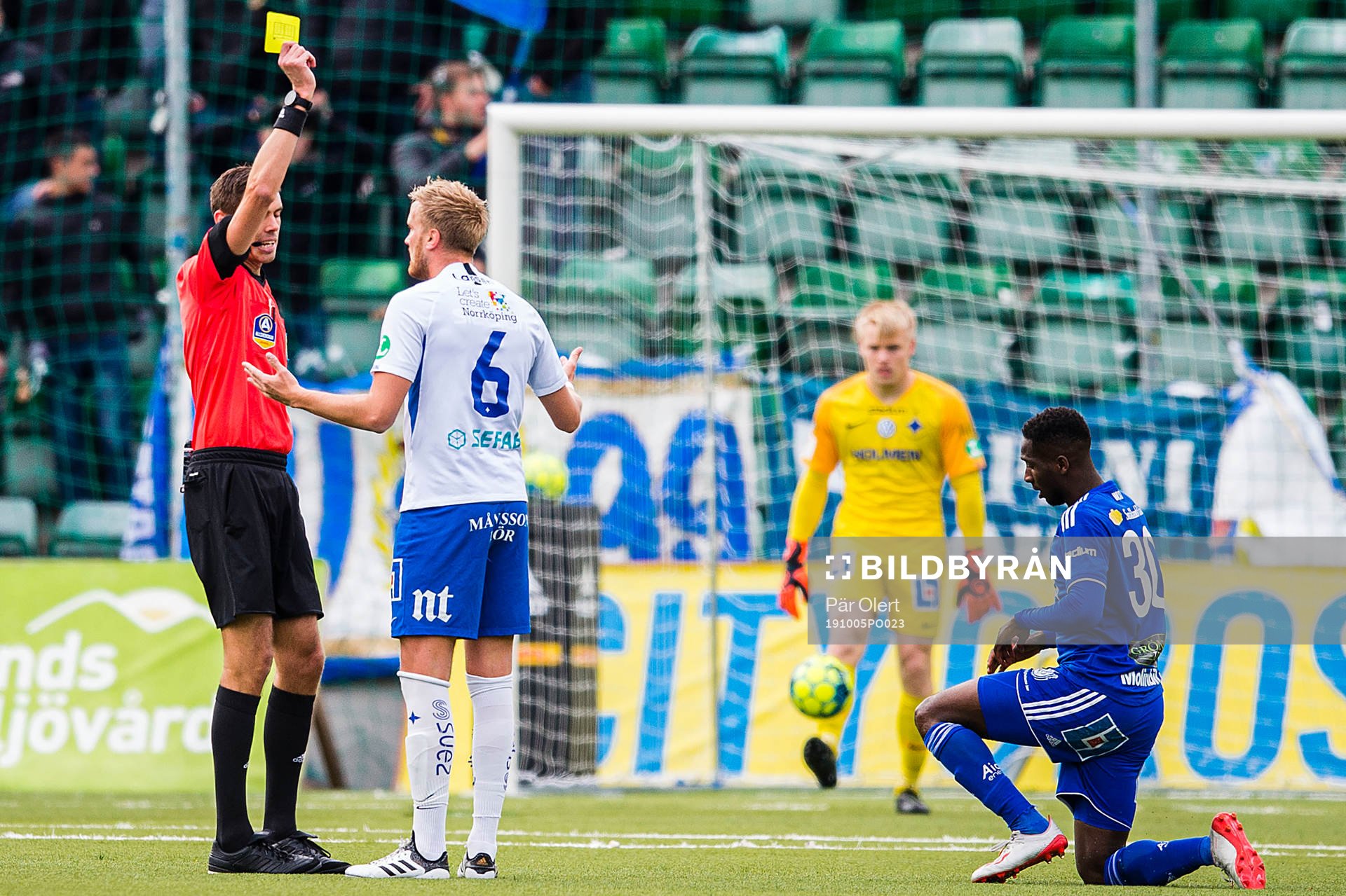 IFK Norrköpings Kasper Larsen får gult kort av domare