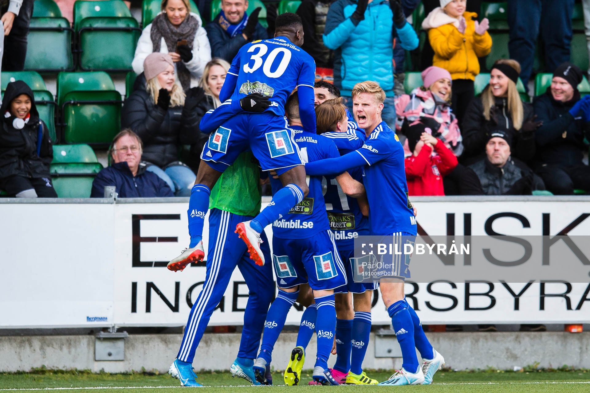 Sundsvalls Johan Blomberg jublar med lagkamrater efter 4-3 under fotbollsmatchen i Allsvenskan mellan GIF Sundsvall och Norrköping den 5 oktober 2019 i Sundsvall.