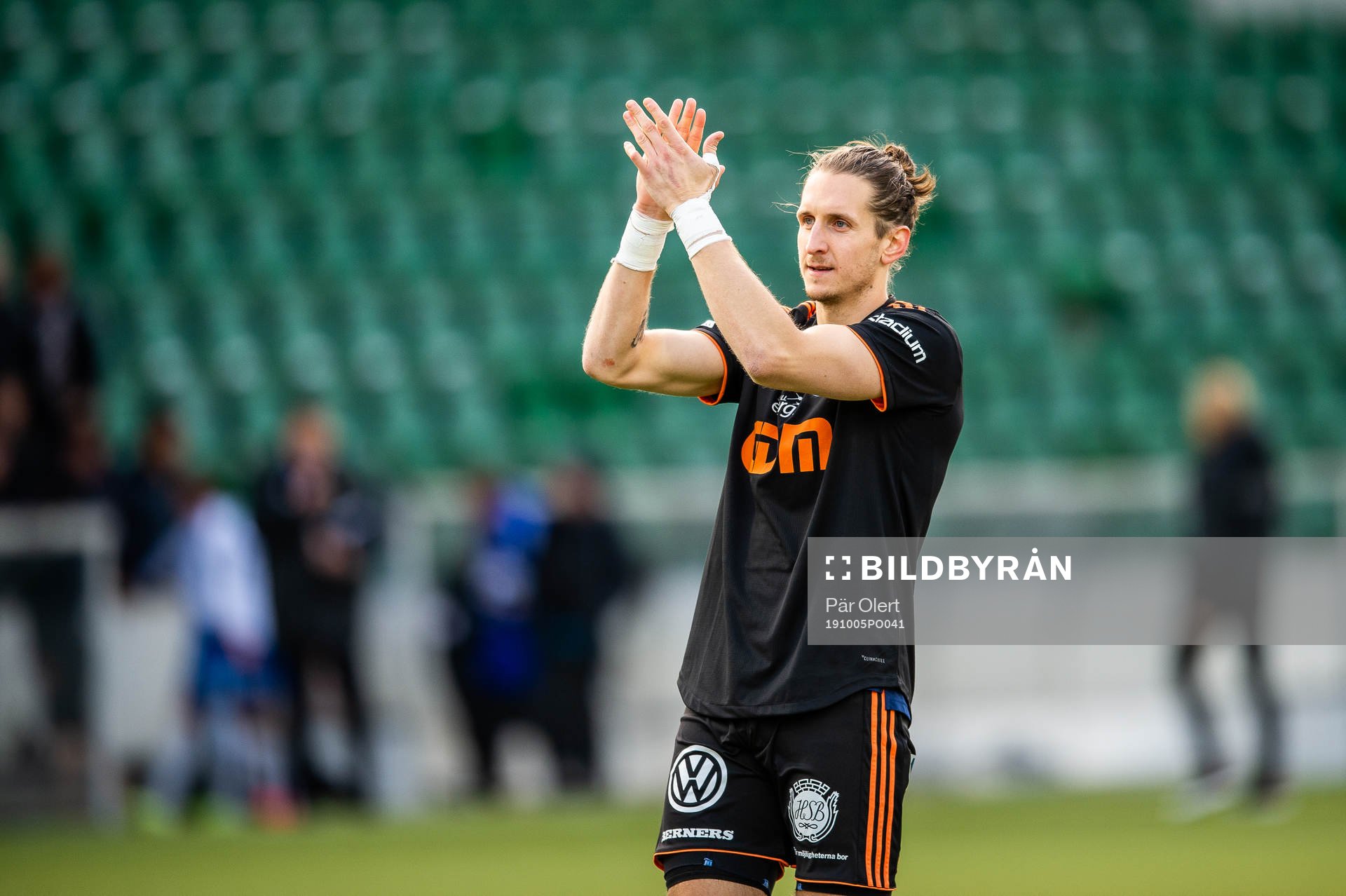 Sundsvalls målvakt David Mitov Nilsson tackar publiken efter fotbollsmatchen i Allsvenskan mellan GIF Sundsvall och Norrköping den 5 oktober 2019 i Sundsvall.