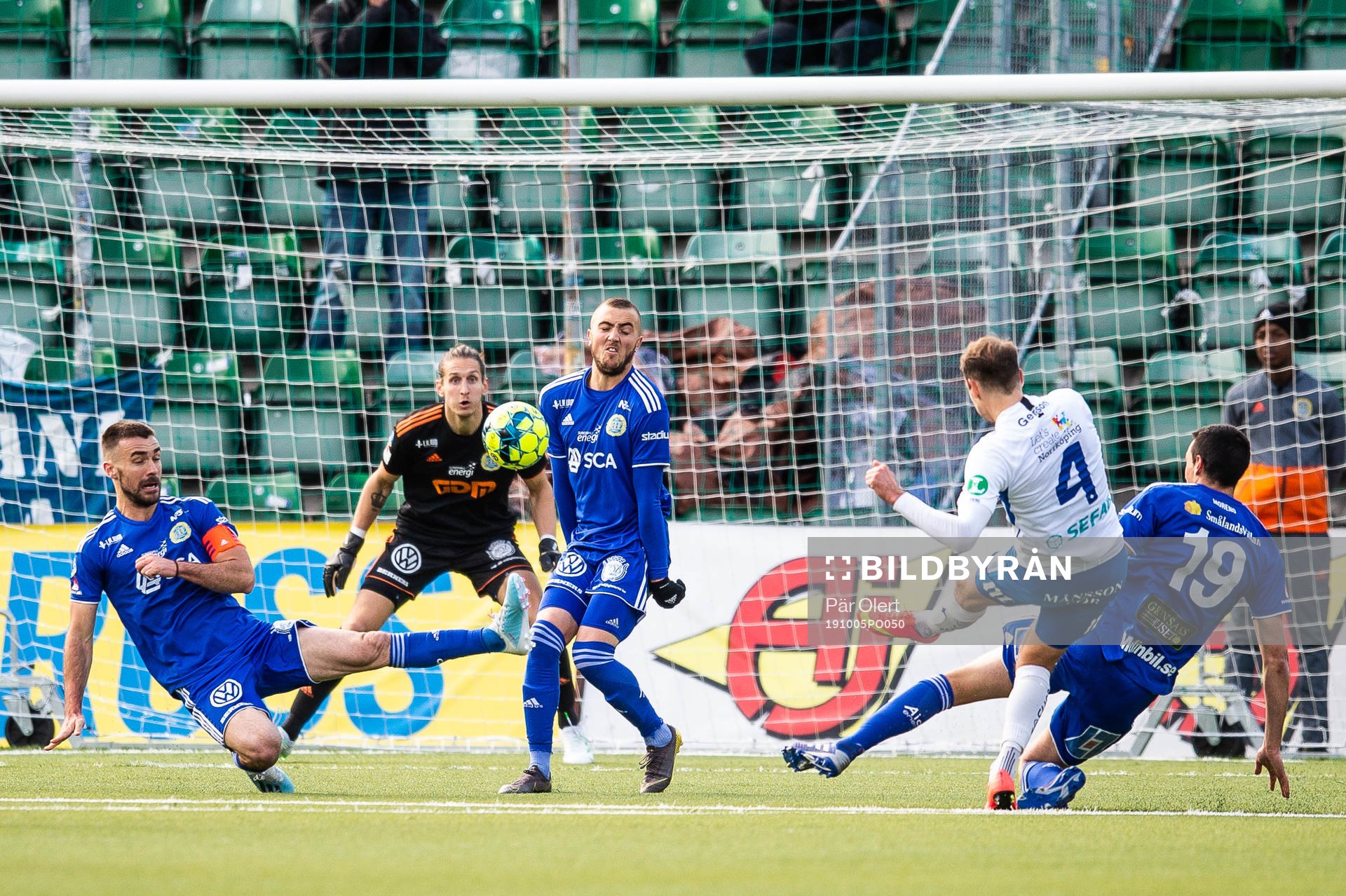 IFK Norrköpings Lars Krogh Gerson skjuter mot Sundsvalls