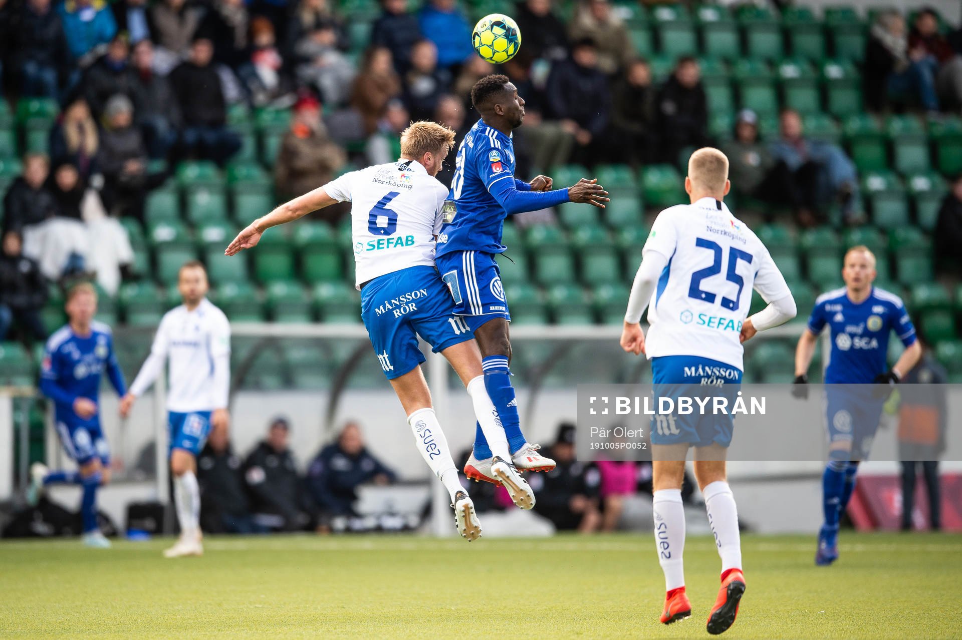 IFK Norrköpings Kasper Larsen i nickduell med Sundsvalls