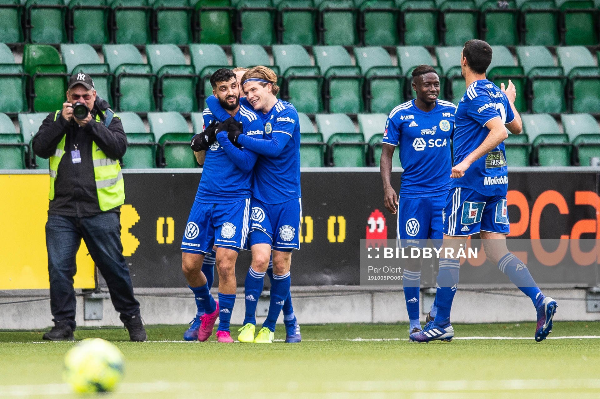 Sundsvalls Omar Eddahri och Oliver Berg jublar efter 2-0 under fotbollsmatchen i Allsvenskan mellan GIF Sundsvall och Norrköping den 5 oktober 2019 i Sundsvall.