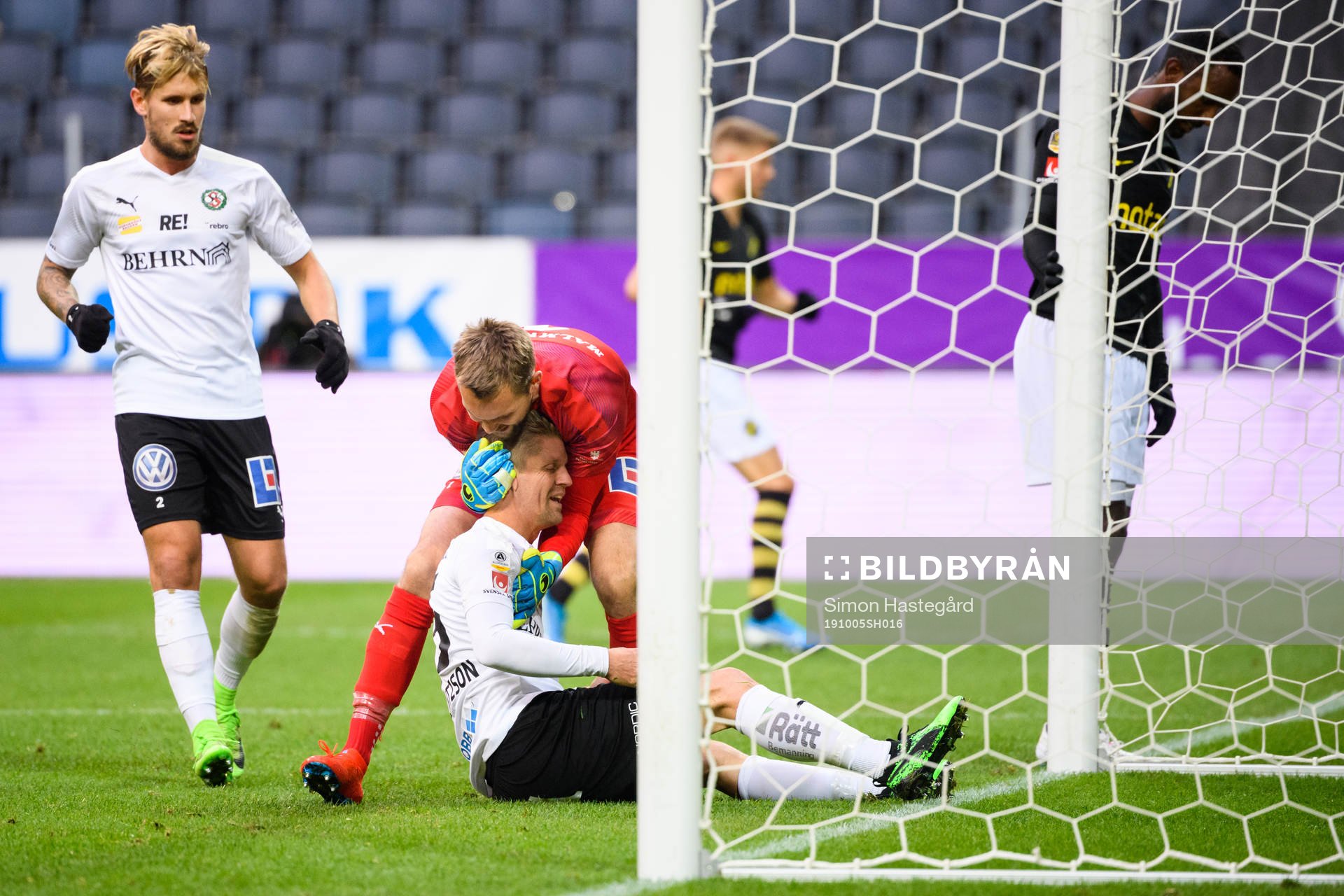 Örebros målvakt Oscar Jansson jublar med Martin Lorentzson efter en räddning under fotbollsmatchen i Allsvenskan mellan AIK och Örebro den 5 oktober 2019 i Stockholm.