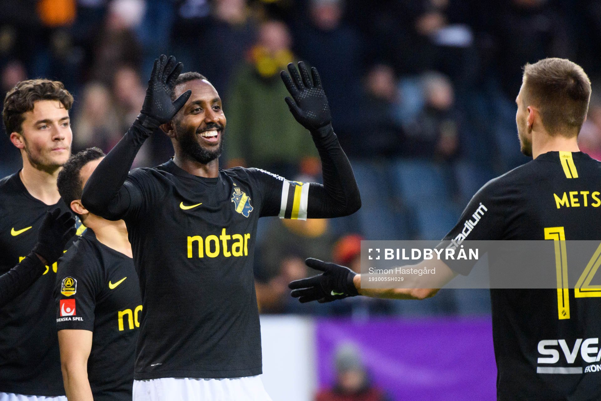 s Henok Goitom jublar med Karol Mets