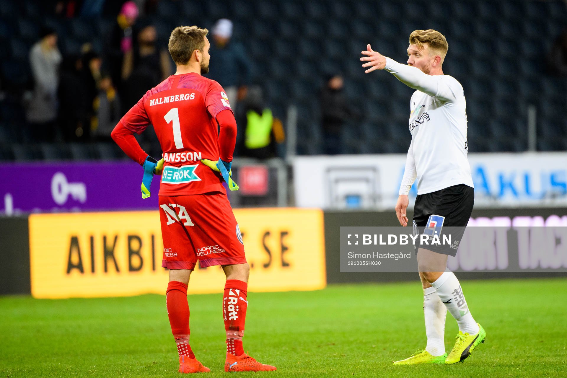Örebros målvakt Oscar Jansson och Michael Almebäck deppar