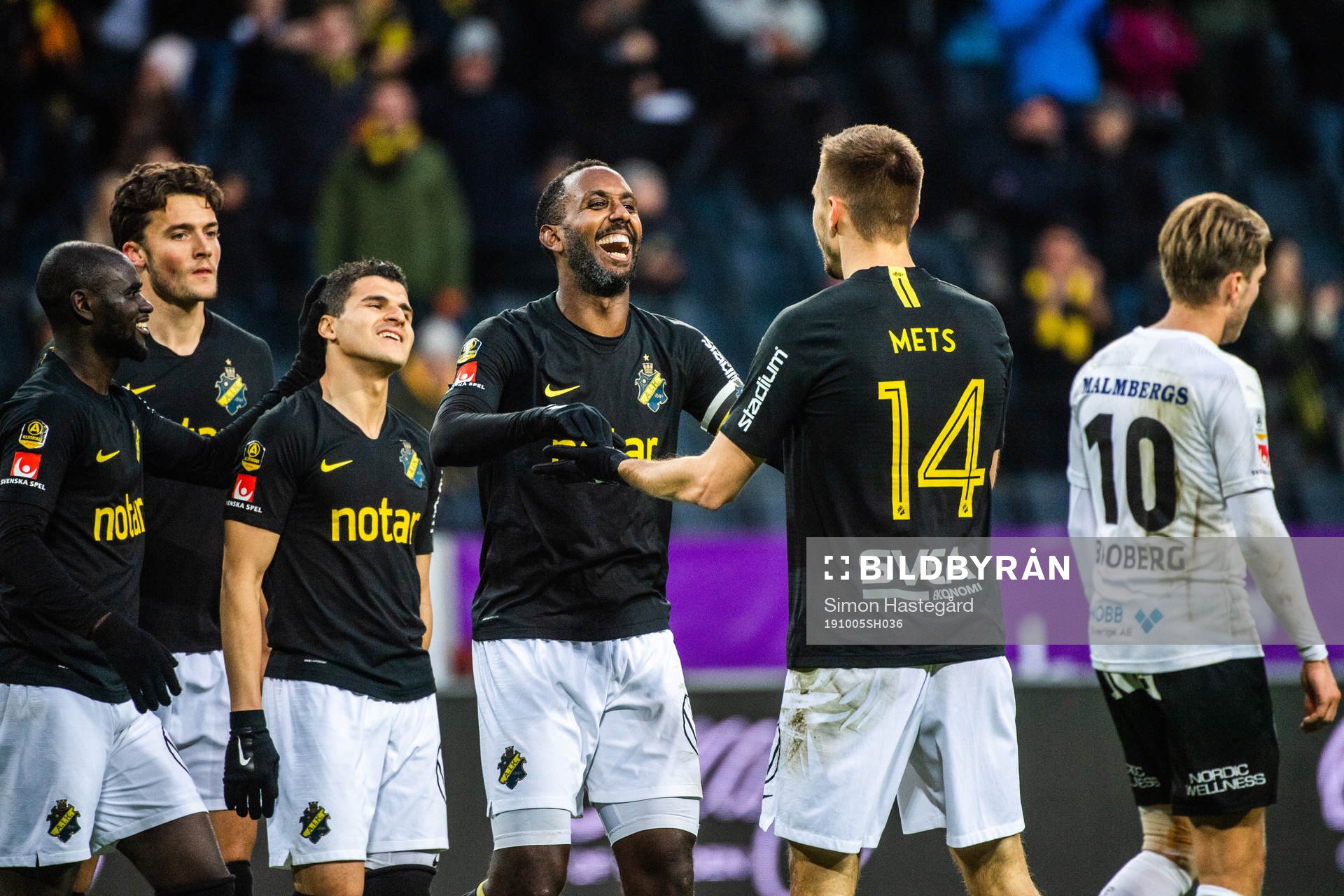 s Tarik Elyounoussi och Karol Mets jublar med Henok Goitom