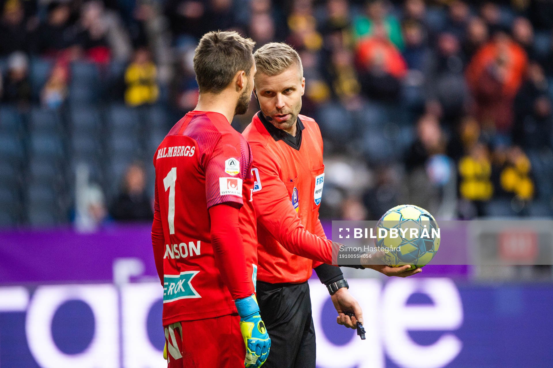 Örebros målvakt Oscar Jansson och domare Glenn Nyberg