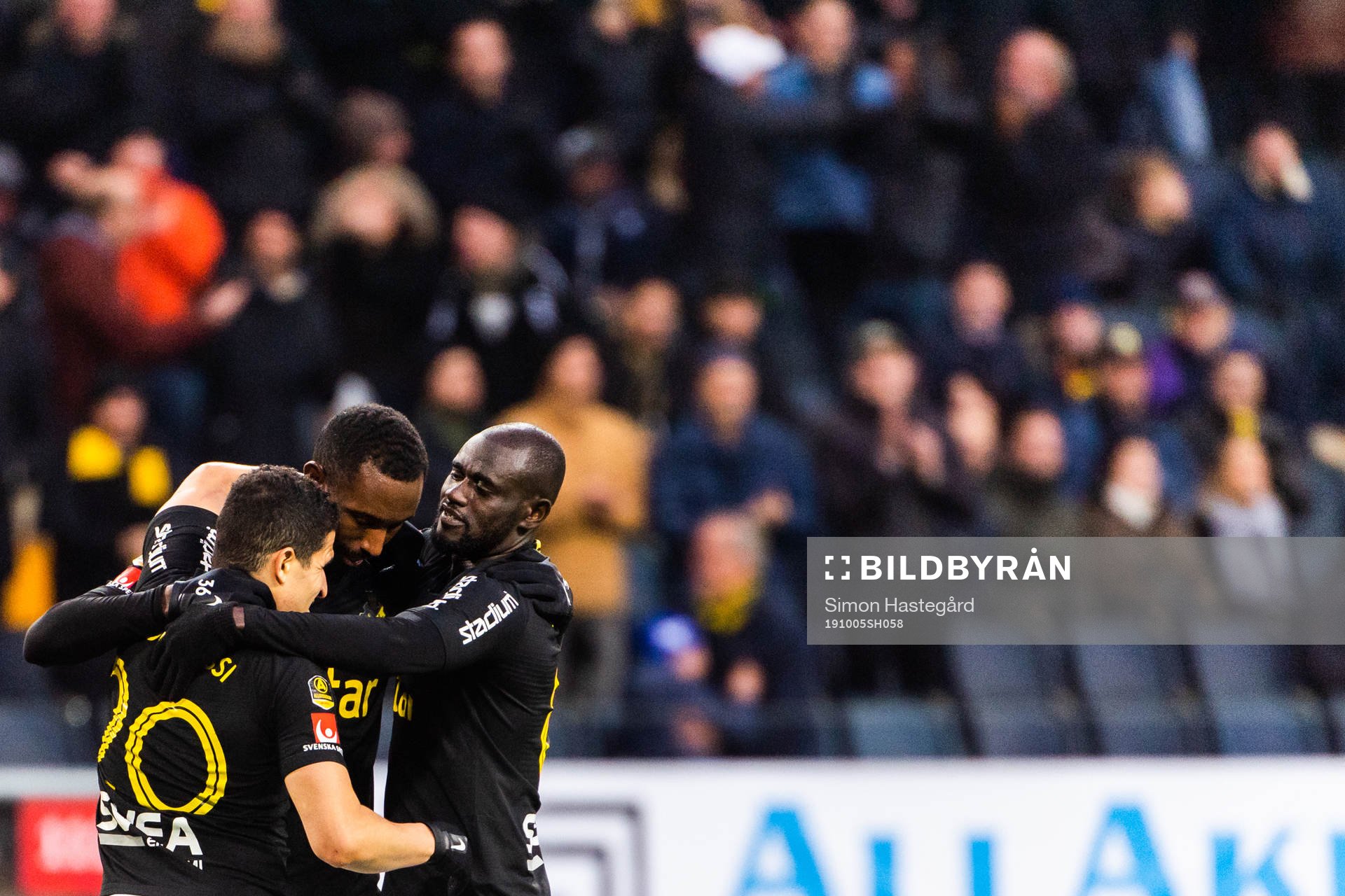 AIK:s Tarik Elyounoussi och Enoch Kofi Adu jublar med Henok Goitom efter 2-0 under fotbollsmatchen i Allsvenskan mellan AIK och Örebro den 5 oktober 2019 i Stockholm.