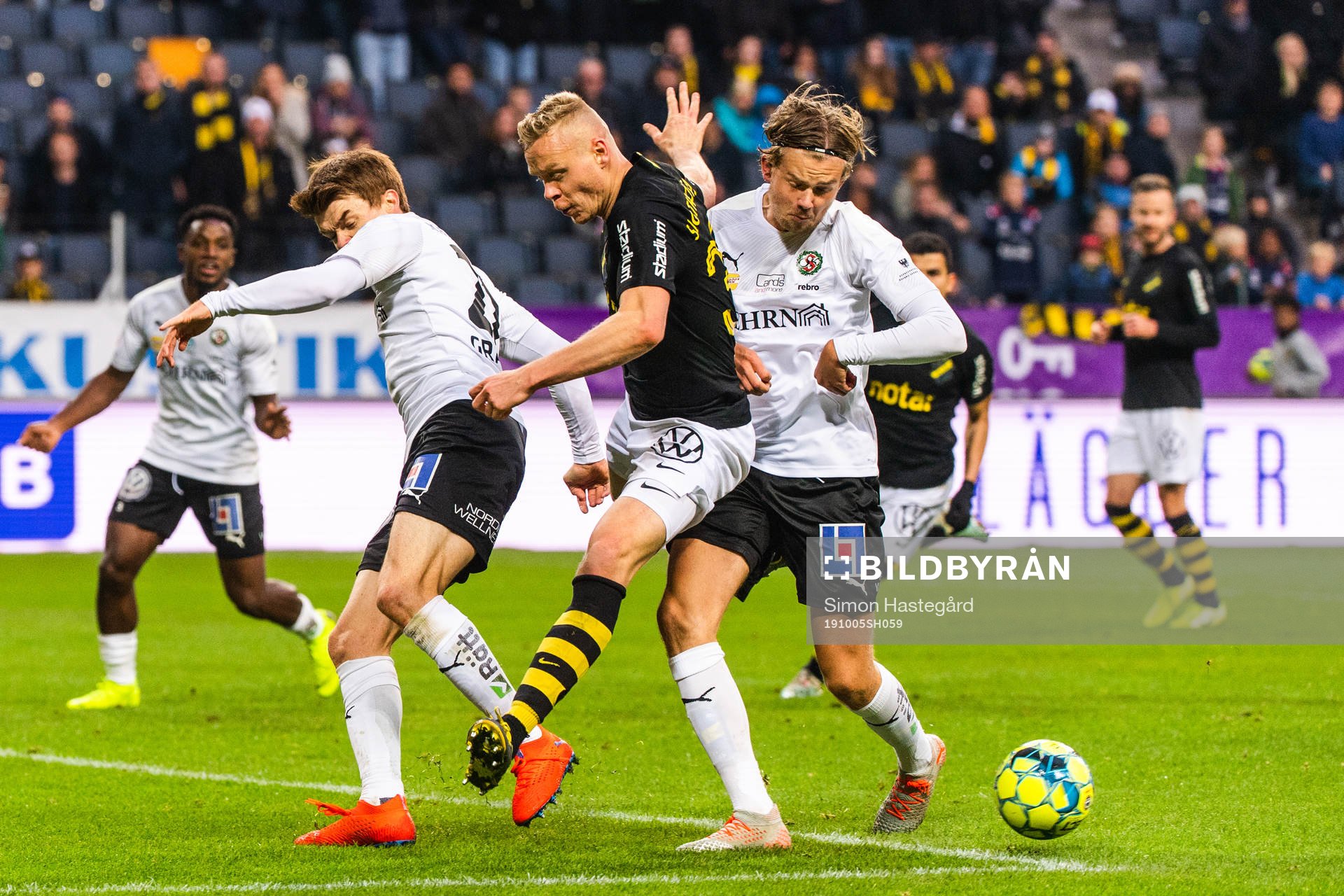 Örebros Albin Granlund och Niclas Bergmark försvarar mot