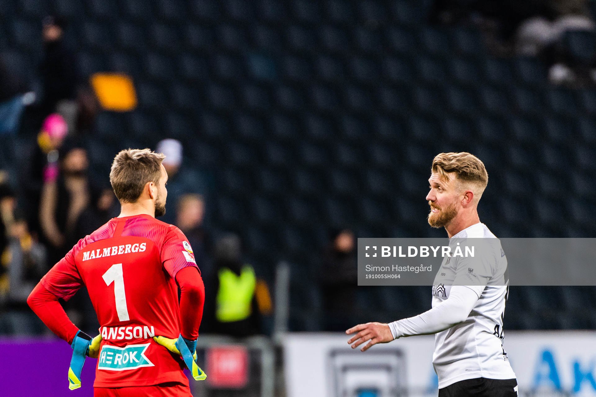 Örebros målvakt Oscar Jansson och Michael Almebäck deppar